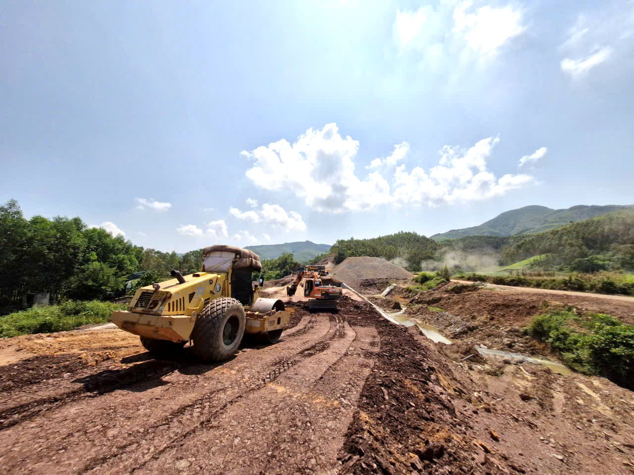 Tăng ca, k&iacute;p ho&agrave;n th&agrave;nh đường nối khu c&ocirc;ng nghiệp Lạng Sơn với cảng s&ocirc;ng Bắc Ninh- Ảnh 1.