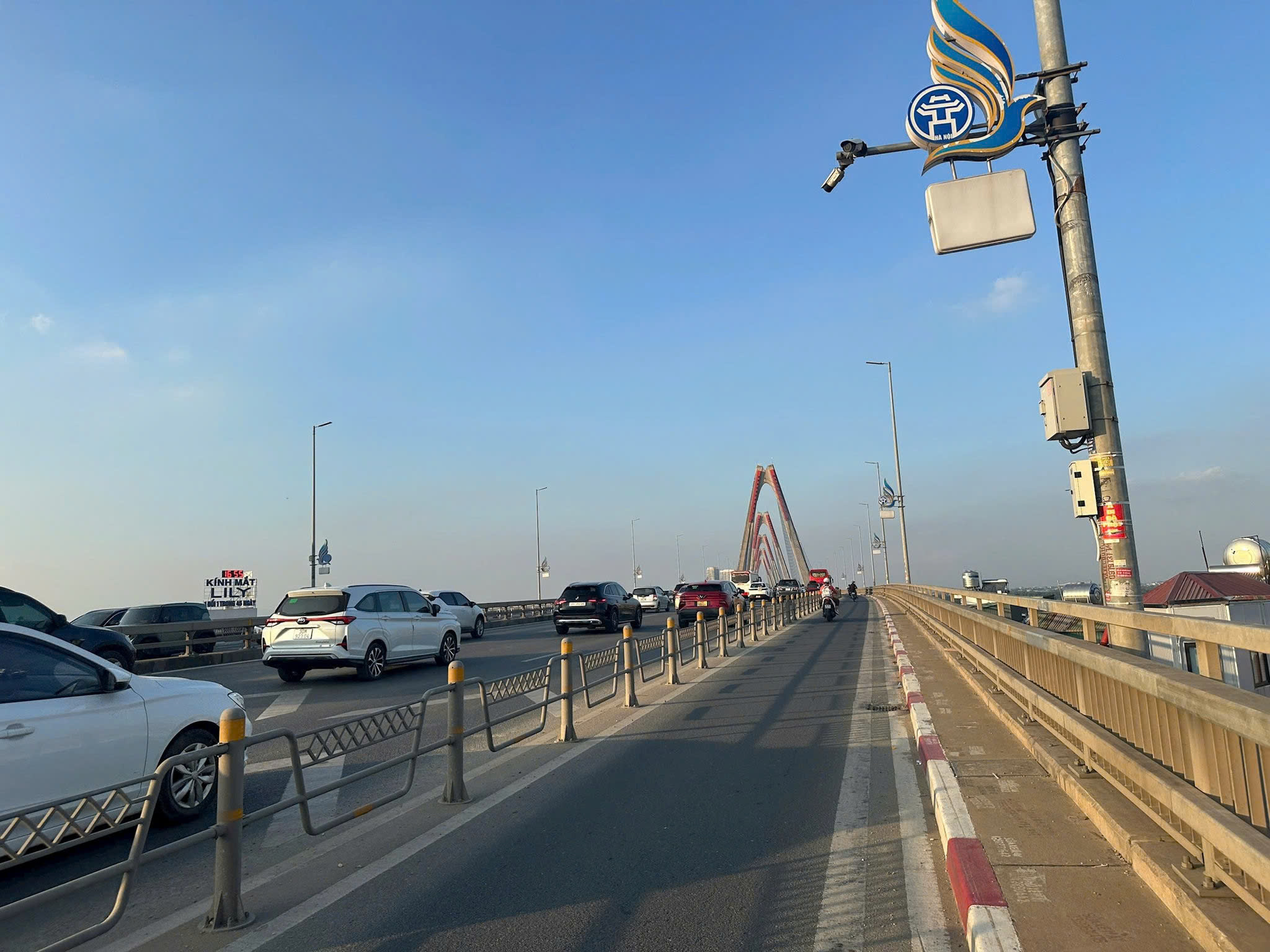 Hà Nội gỡ biển báo khoảng cách trên cầu Nhật Tân - Ảnh 1.