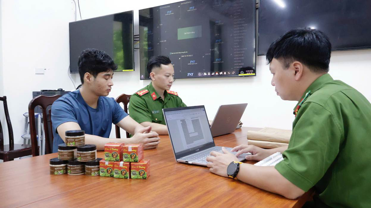 H&agrave; Nội: Khởi tố nh&oacute;m lừa b&aacute;n thuốc nam chữa khối u, x&aacute;c minh hơn 1.400 người mua - Ảnh 1.