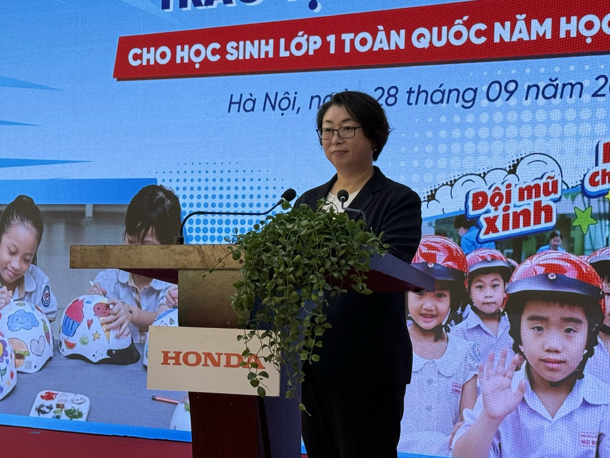 Trao 1,8 triệu mũ bảo hiểm bảo vệ học sinh lớp 1 toàn quốc - Ảnh 2.