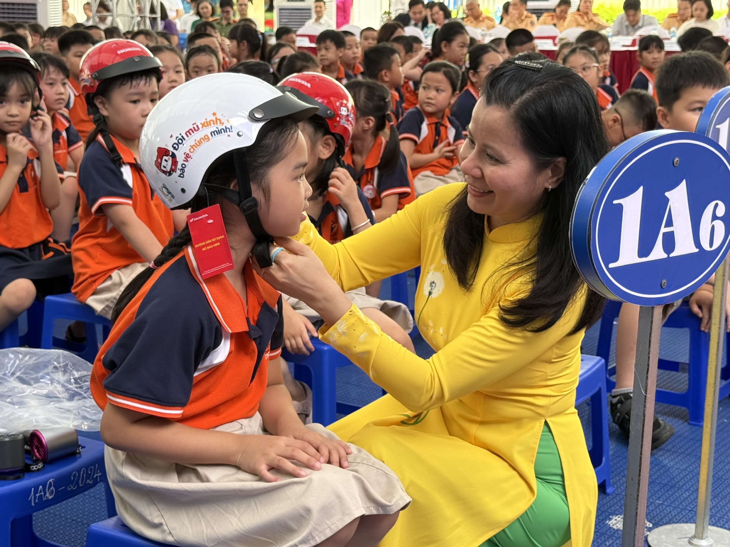 Trao 1,8 triệu mũ bảo hiểm bảo vệ học sinh lớp 1 toàn quốc - Ảnh 4.