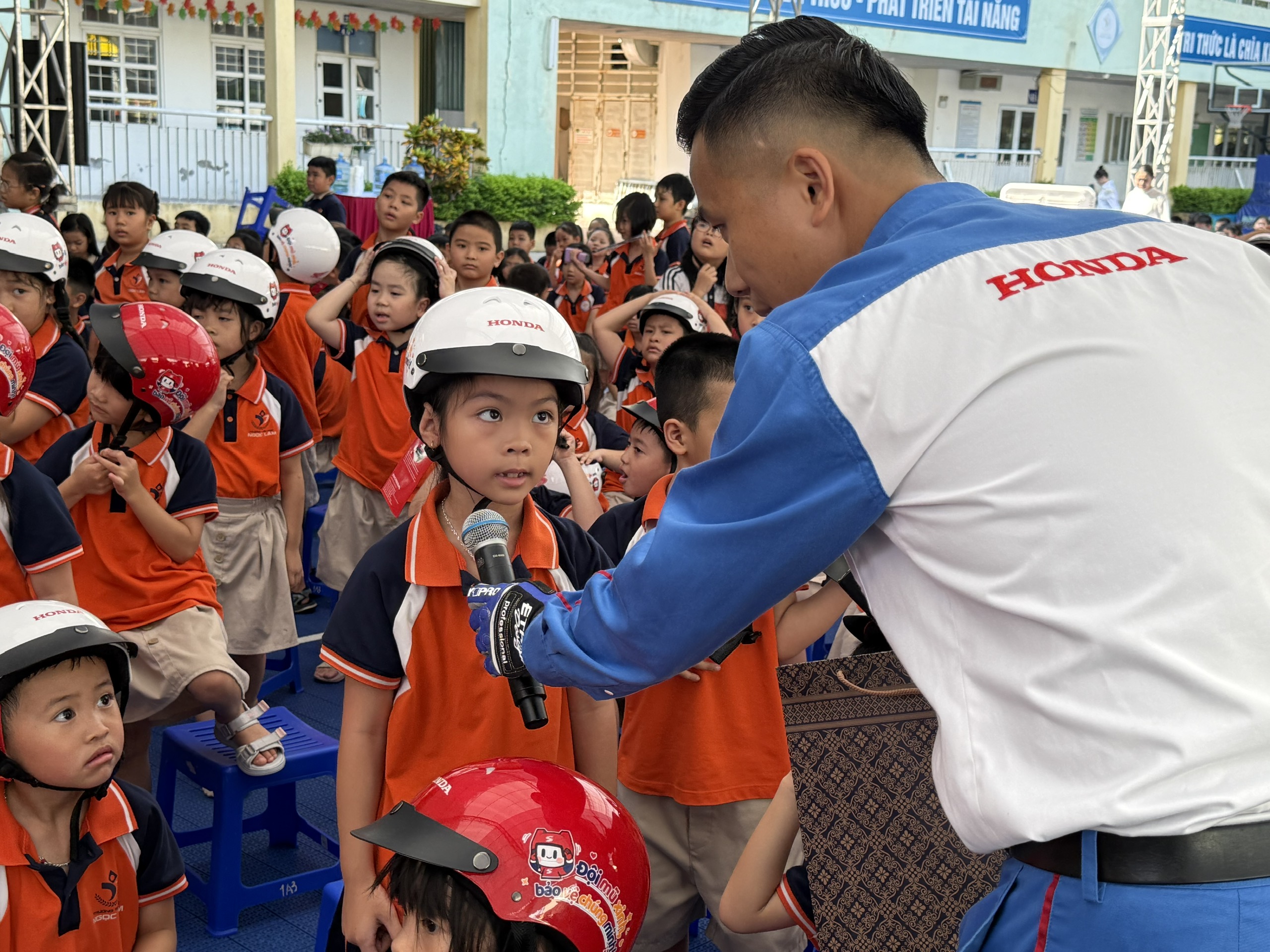 Trao 1,8 triệu mũ bảo hiểm bảo vệ học sinh lớp 1 toàn quốc - Ảnh 8.