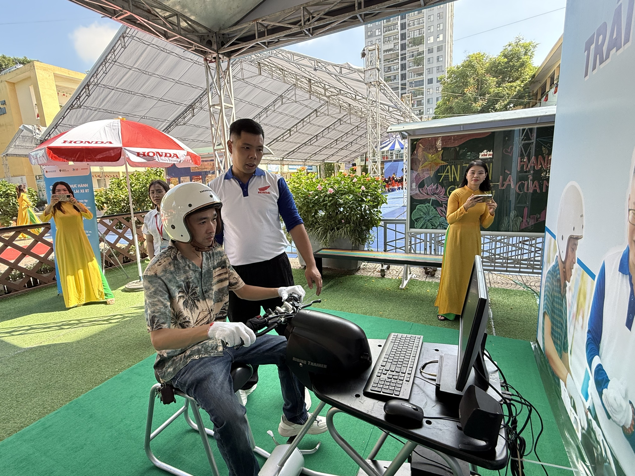 Trao 1,8 triệu mũ bảo hiểm bảo vệ học sinh lớp 1 toàn quốc - Ảnh 12.