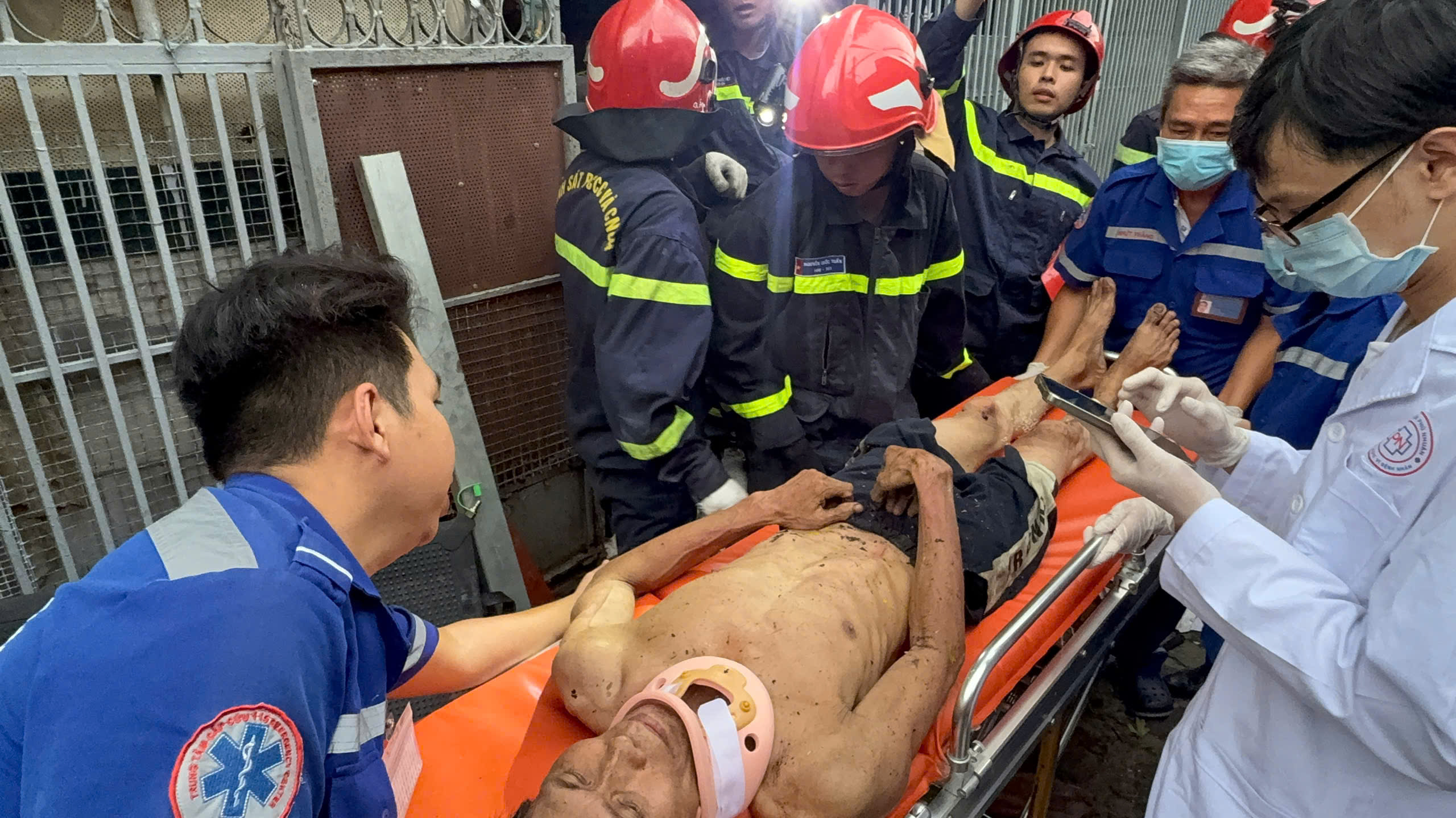 Sập g&aacute;c nh&agrave; trong hẻm ở TPHCM, 3 người tho&aacute;t chết - Ảnh 2.