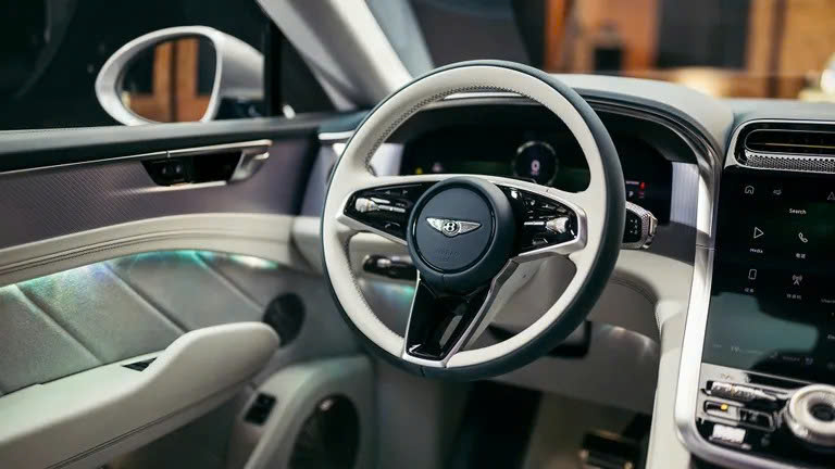 SUV điện đầu tiên của Bentley gắn 76 viên pha lê- Ảnh 7.