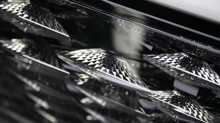 SUV điện đầu tiên của Bentley gắn 76 viên pha lê- Ảnh 2.
