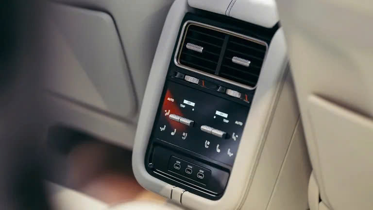 SUV điện đầu tiên của Bentley gắn 76 viên pha lê- Ảnh 11.