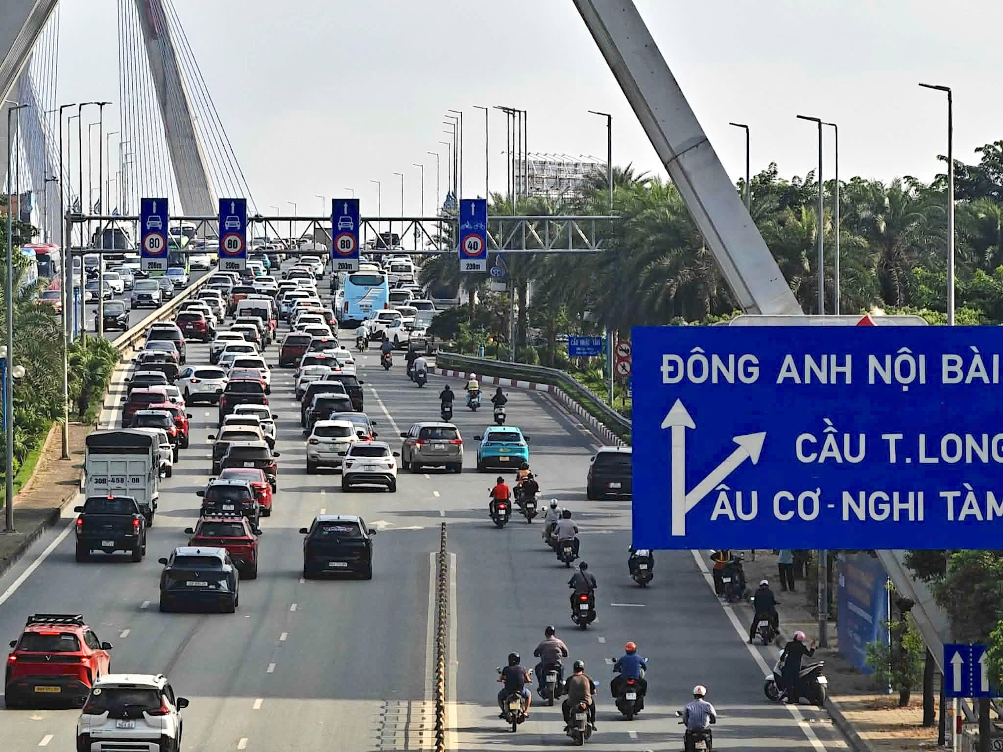 Hà Nội: Cầu Nhật Tân đông nghẹt sau khi tạm tháo biển báo khoảng cách- Ảnh 1.