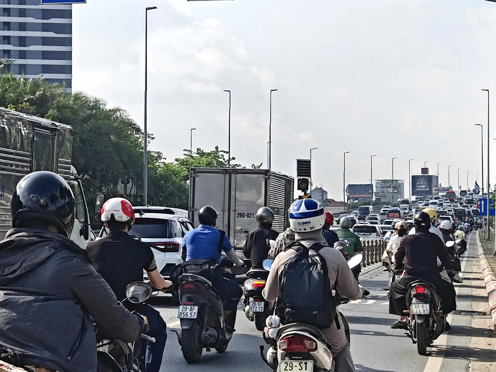 Hà Nội: Cầu Nhật Tân đông nghẹt sau khi tạm tháo biển báo khoảng cách- Ảnh 4.