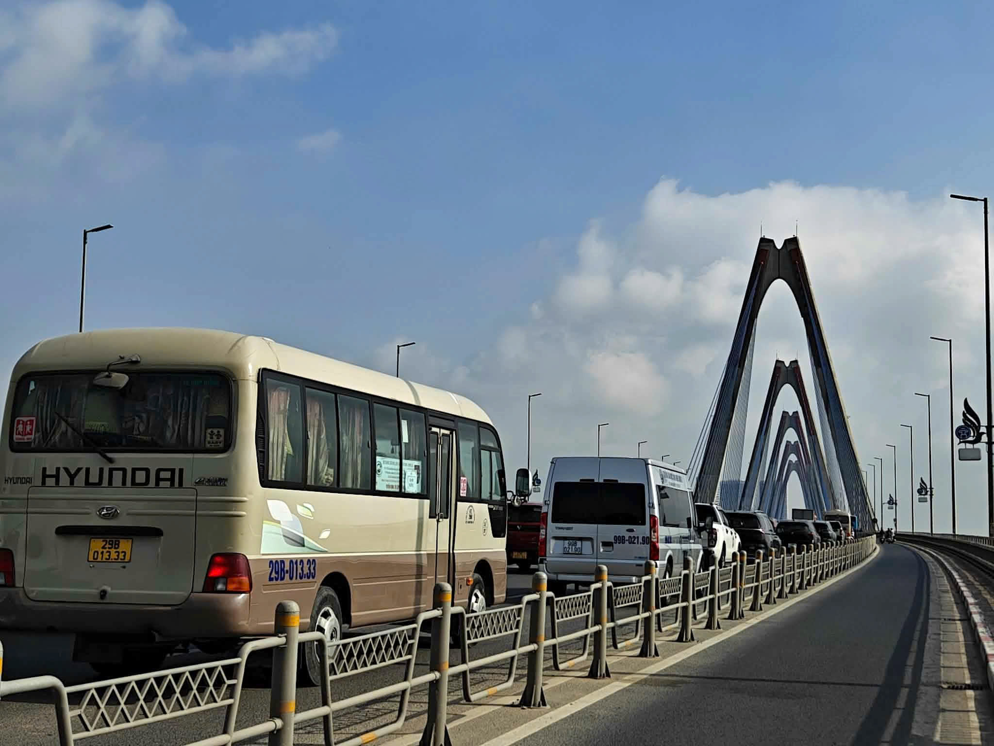 Hà Nội: Cầu Nhật Tân đông nghẹt sau khi tạm tháo biển báo khoảng cách- Ảnh 8.