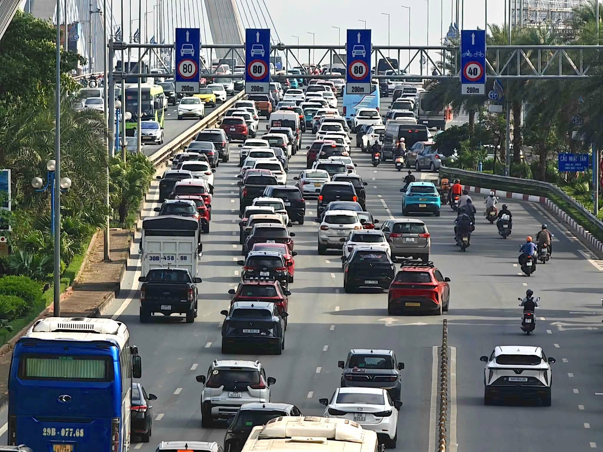Hà Nội: Cầu Nhật Tân đông nghẹt sau khi tạm tháo biển báo khoảng cách- Ảnh 2.