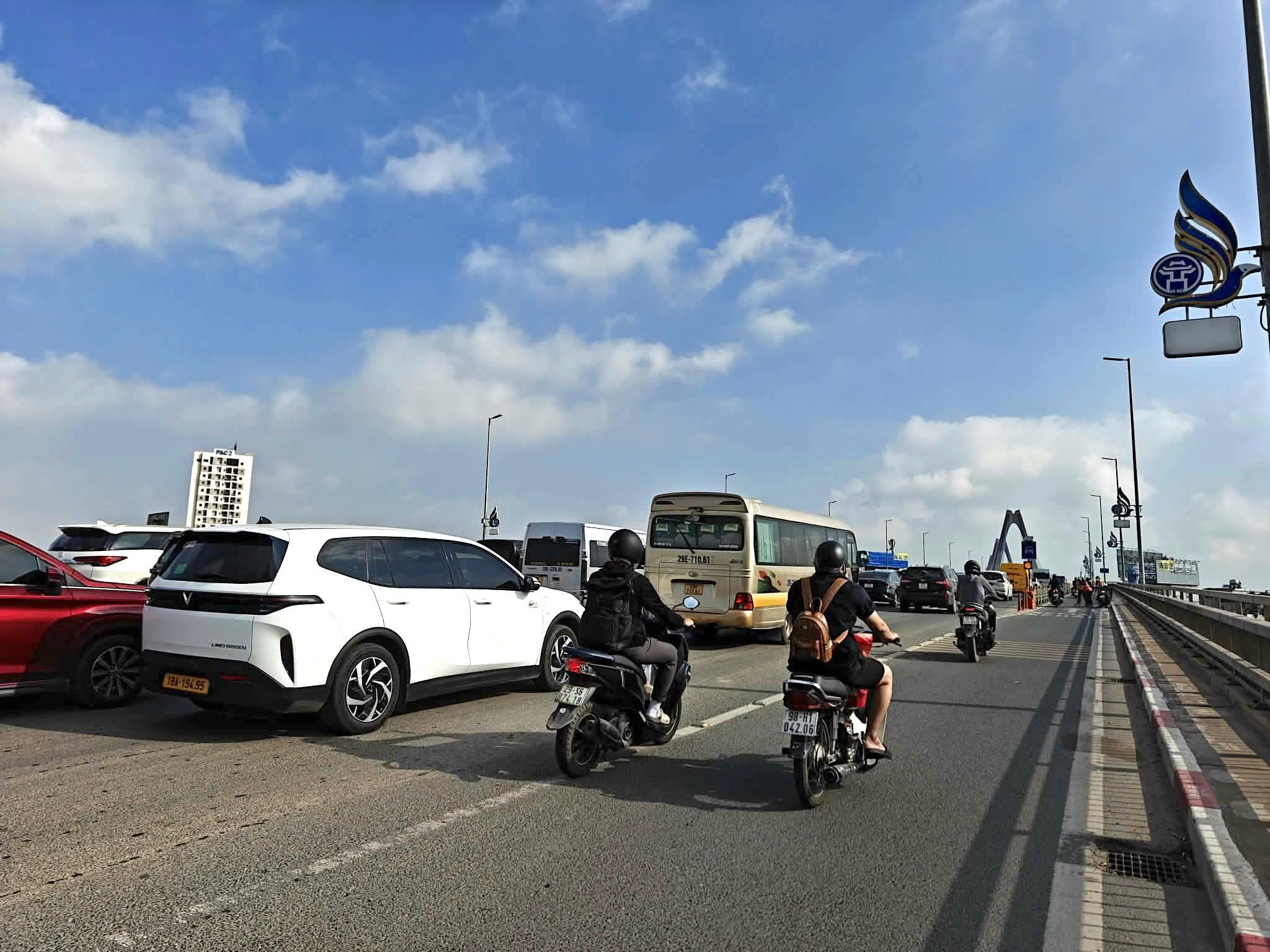 Hà Nội: Cầu Nhật Tân đông nghẹt sau khi tạm tháo biển báo khoảng cách- Ảnh 7.