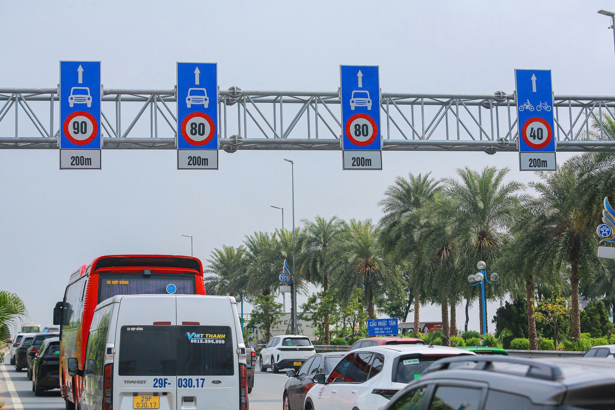 Hà Nội: Cầu Nhật Tân đông nghẹt sau khi tạm tháo biển báo khoảng cách- Ảnh 3.