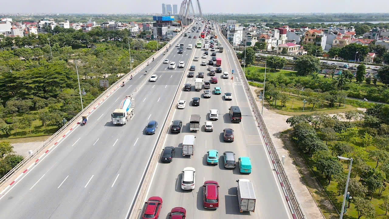 Hà Nội: Cầu Nhật Tân đông nghẹt sau khi tạm tháo biển báo khoảng cách- Ảnh 9.