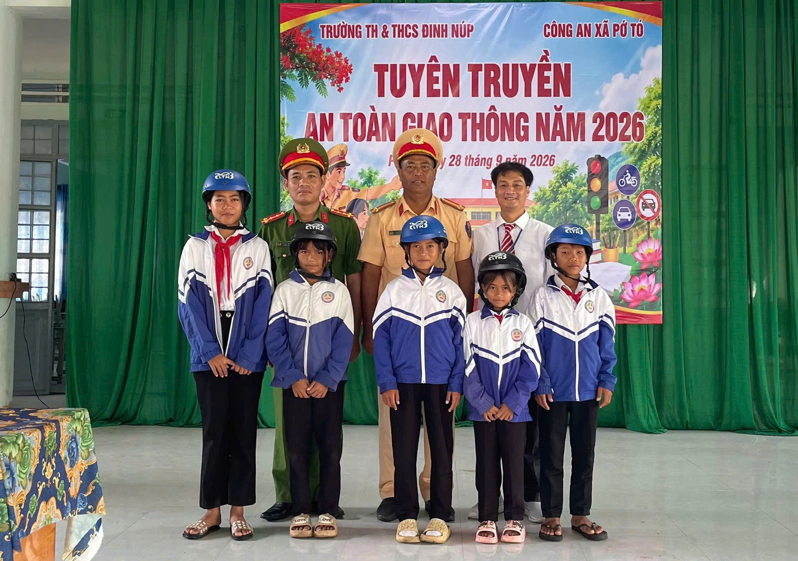 Gần 3.000 học sinh phía Tây Gia Lai được tuyên truyền giao thông đường bộ- Ảnh 1.