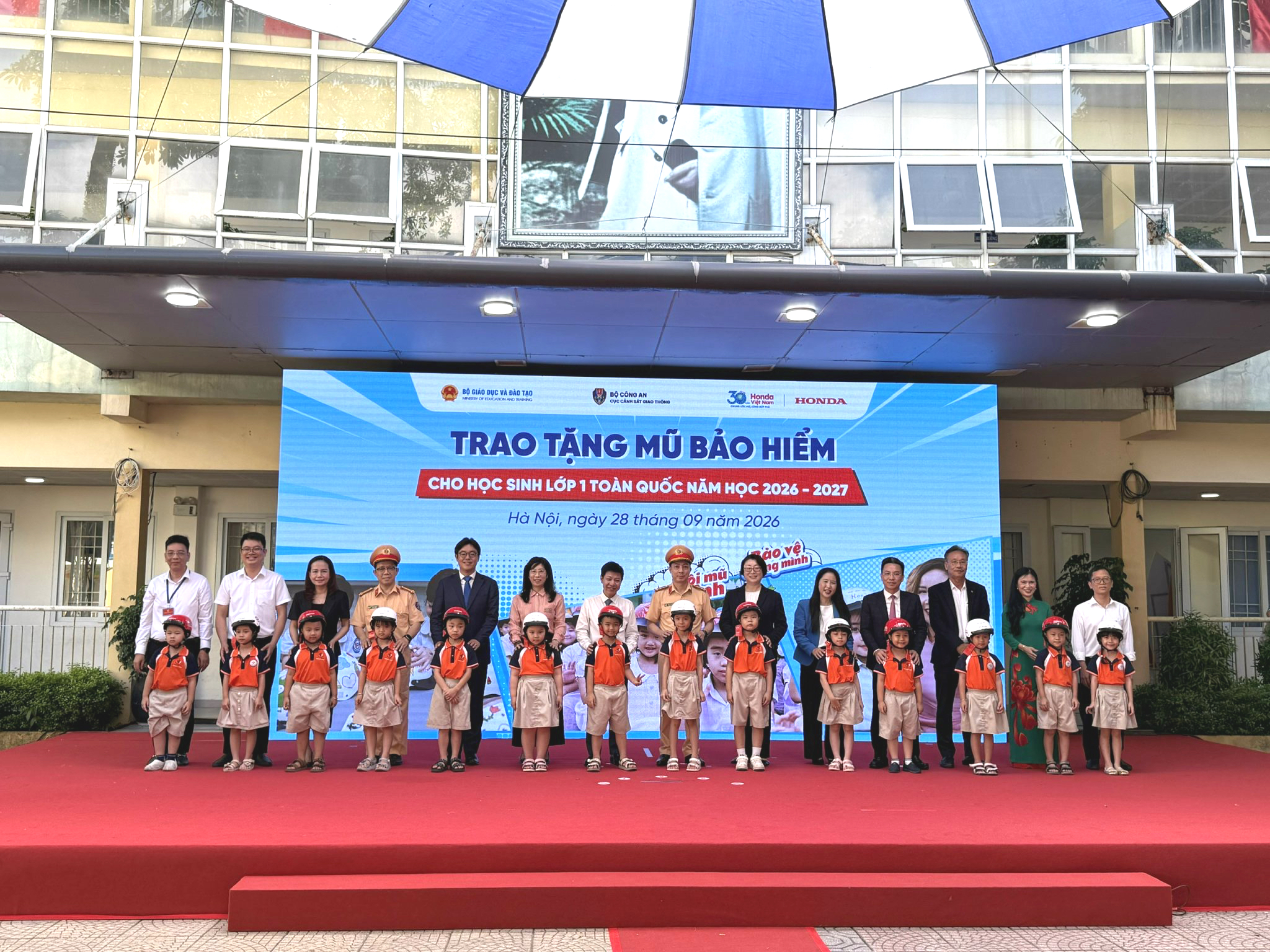 Trao 1,8 triệu mũ bảo hiểm bảo vệ học sinh lớp 1 toàn quốc - Ảnh 1.