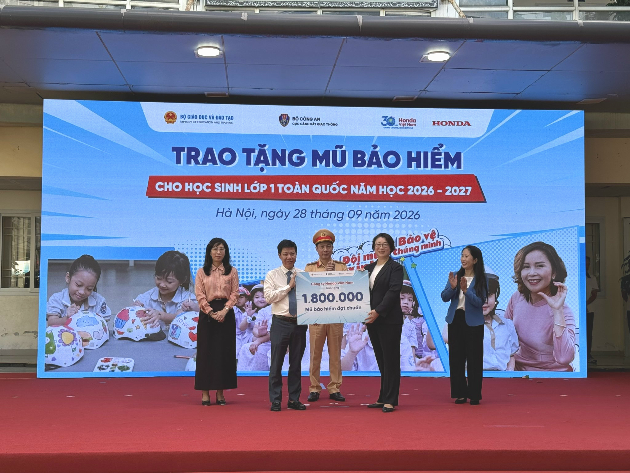 Trao 1,8 triệu mũ bảo hiểm bảo vệ học sinh lớp 1 toàn quốc - Ảnh 3.