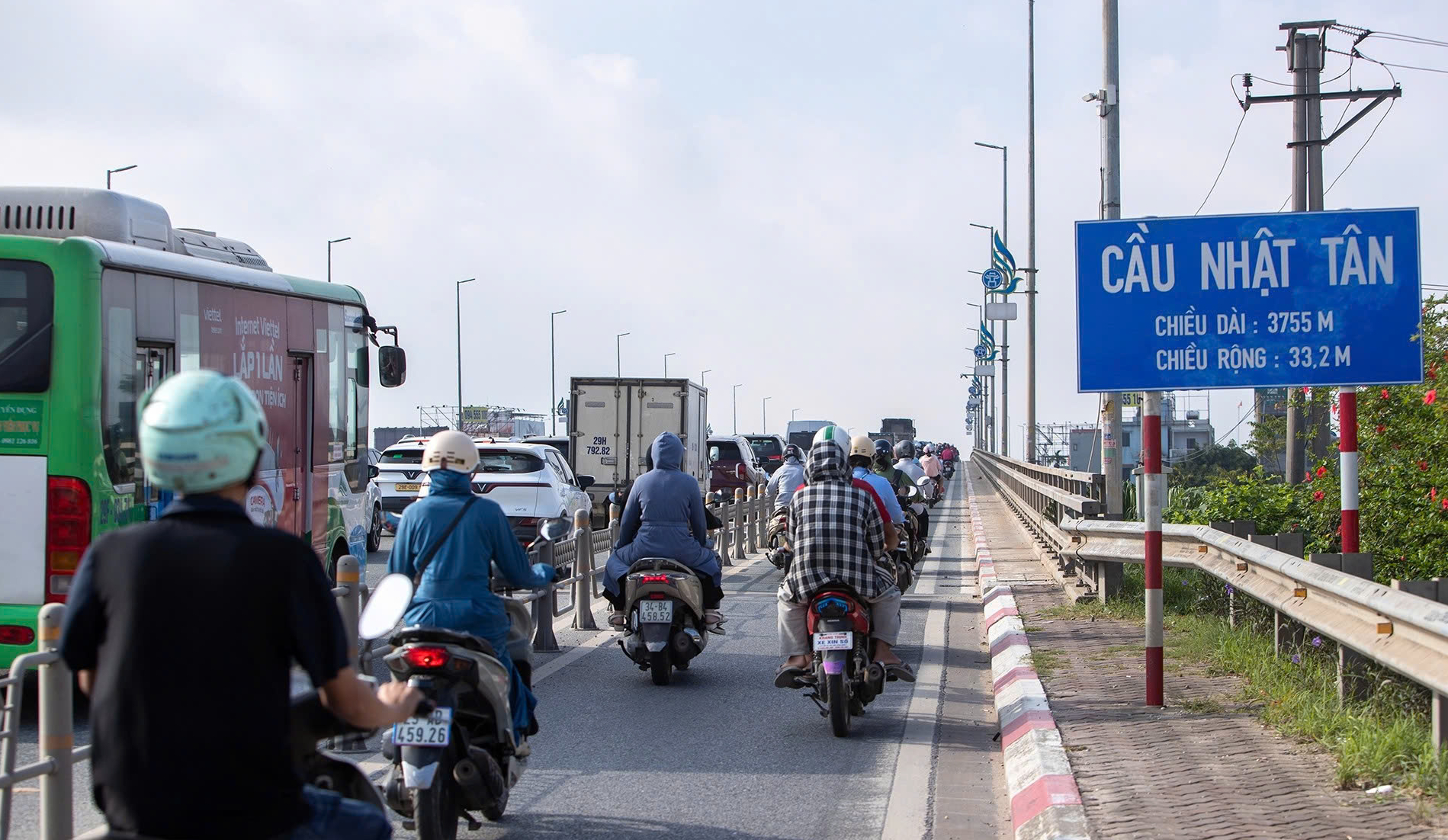 Hà Nội: Cầu Nhật Tân đông nghẹt sau khi tạm tháo biển báo khoảng cách- Ảnh 5.