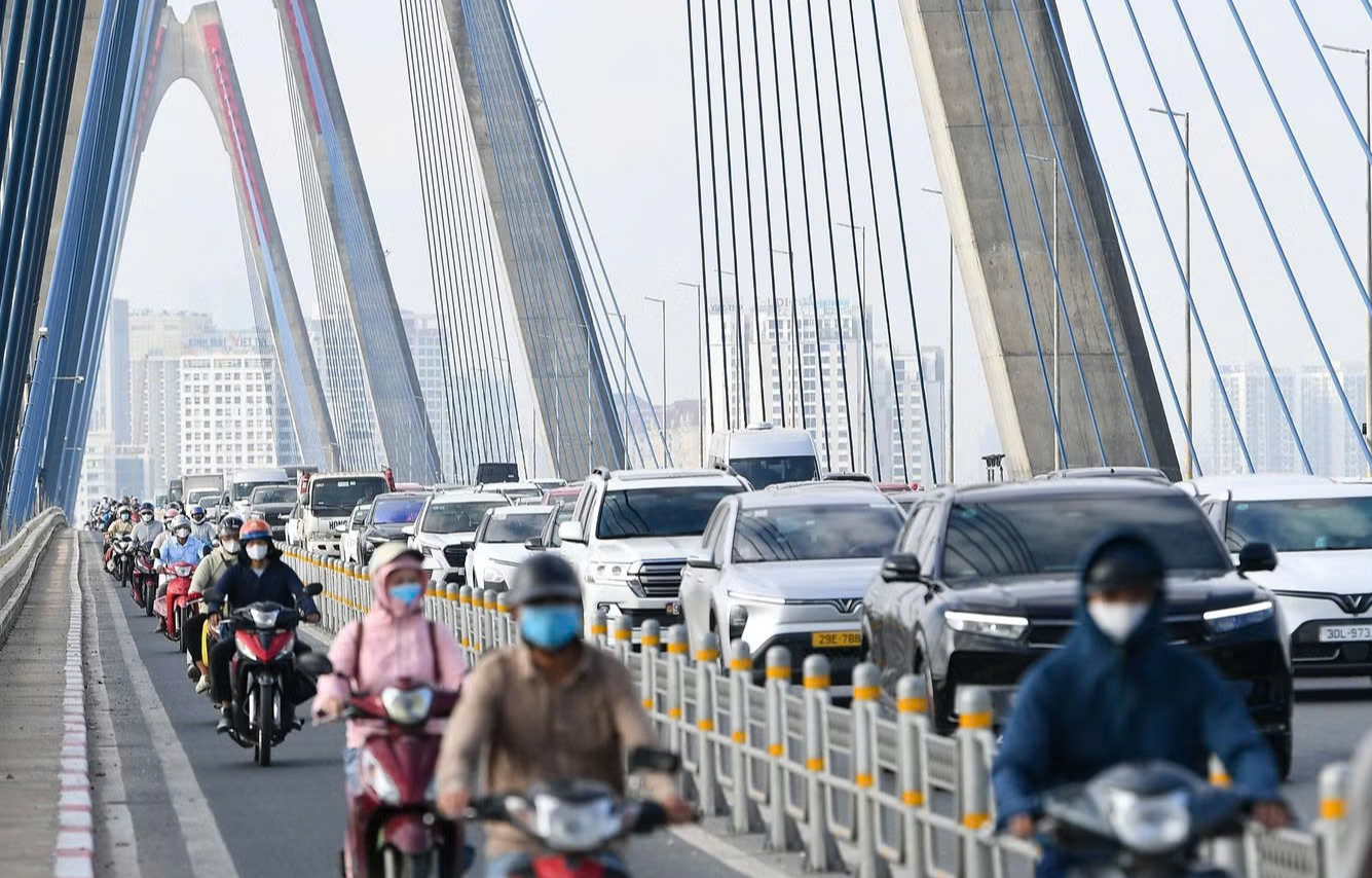 Hà Nội: Cầu Nhật Tân đông nghẹt sau khi tạm tháo biển báo khoảng cách- Ảnh 6.