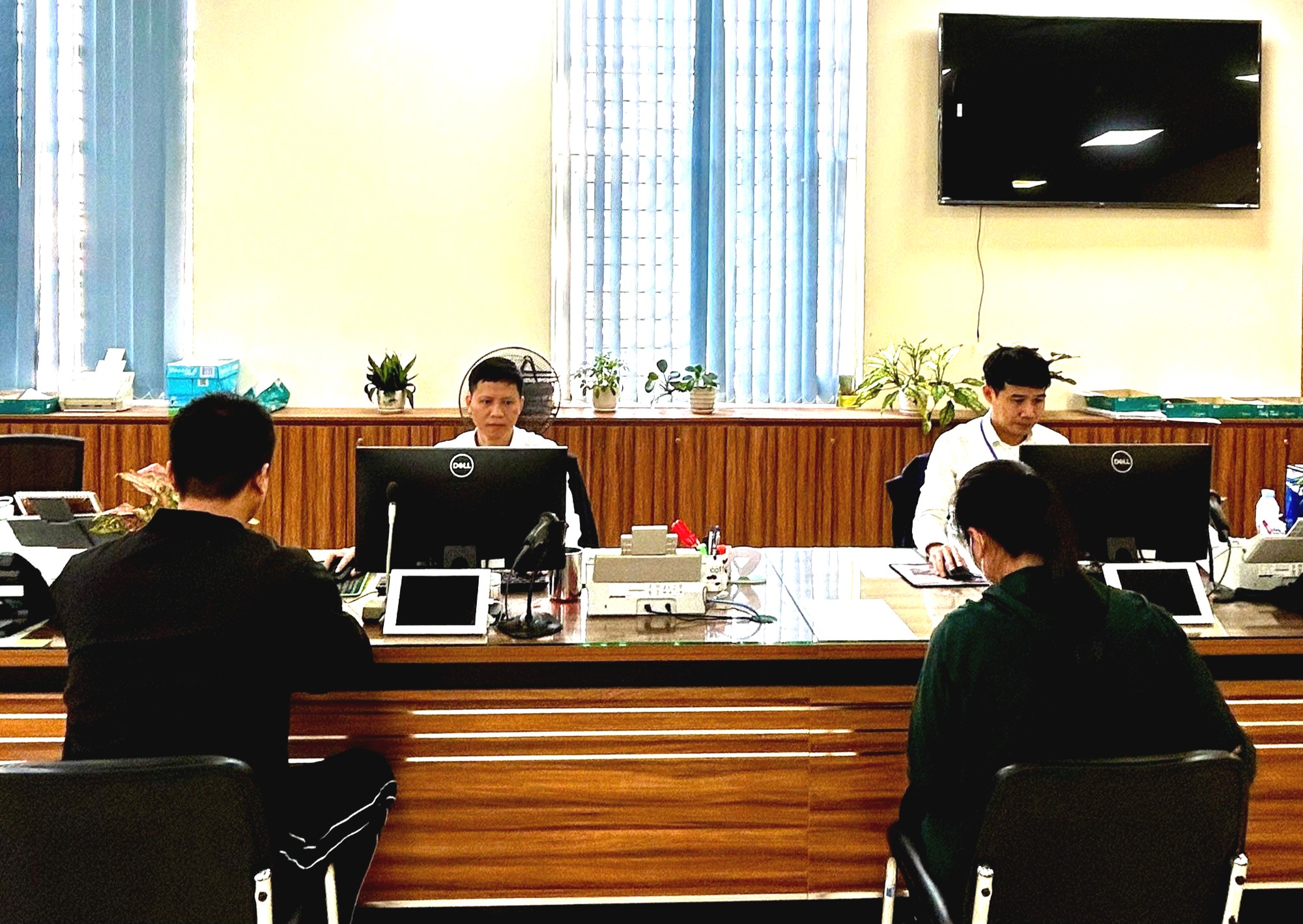 Ninh B&igrave;nh đẩy mạnh chuyển đổi số, 99,6% hồ sơ x&acirc;y dựng được tiếp nhận trực tuyến- Ảnh 2.