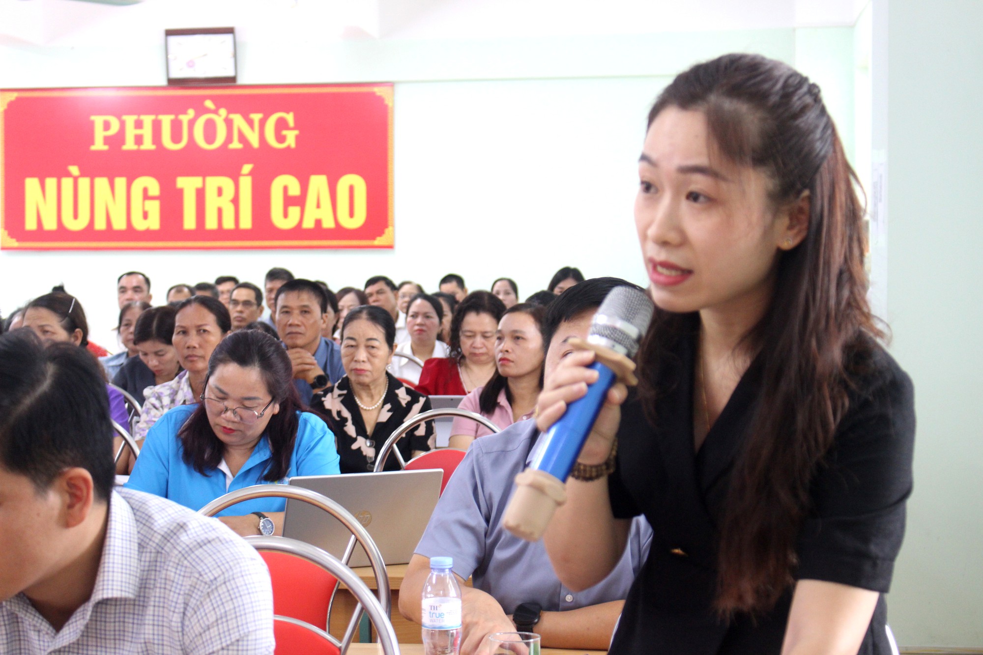 Bộ trường Trần Hồng Minh tiếp xúc cử tri tại Cao Bằng- Ảnh 1.