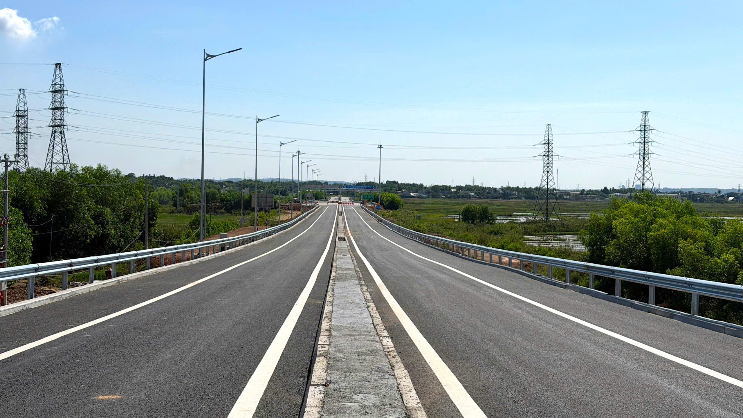 Cận cảnh n&uacute;t giao nối Dung Quất với cao tốc Bắc - Nam trước giờ th&ocirc;ng xe- Ảnh 5.