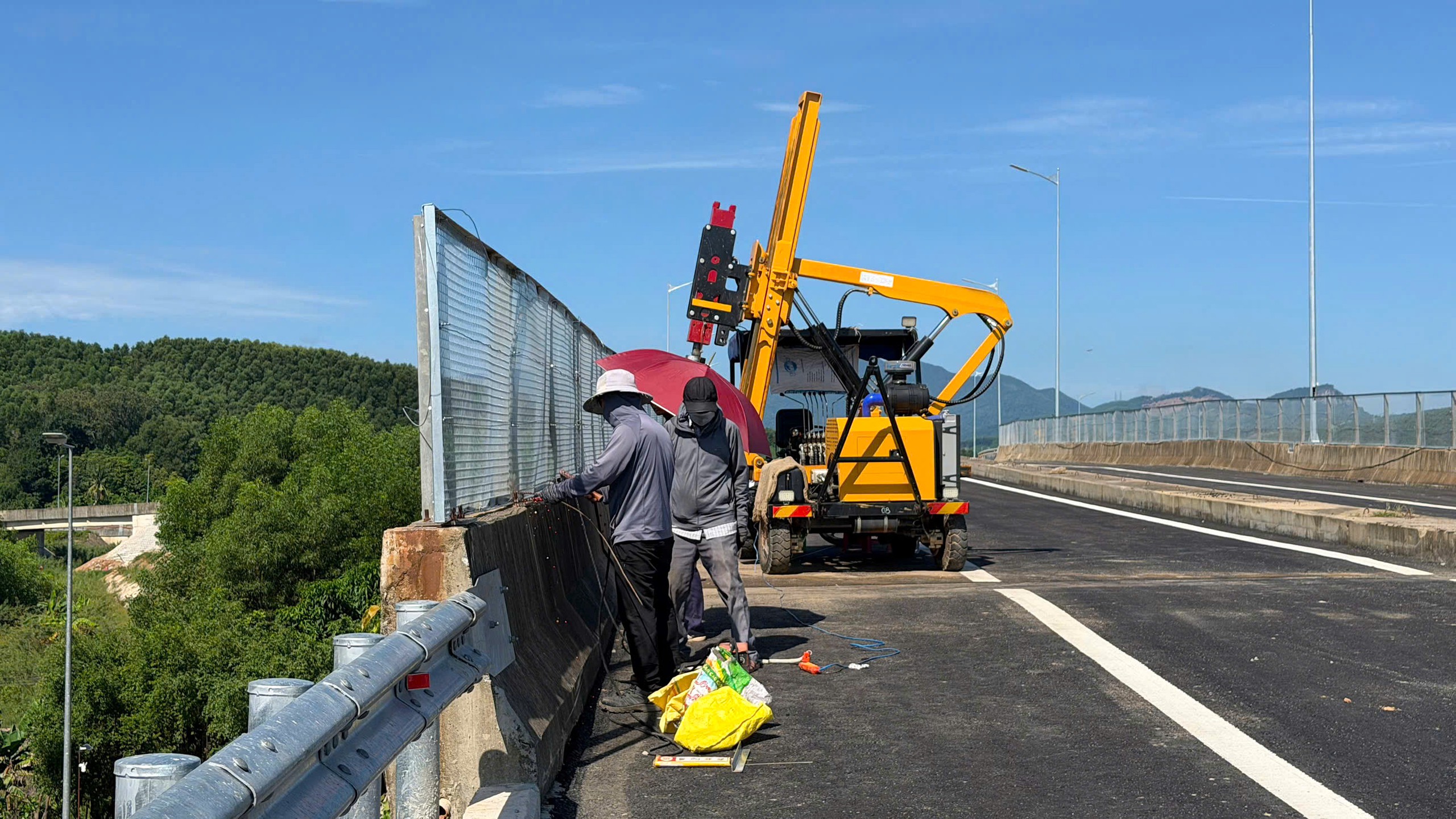 Cận cảnh n&uacute;t giao nối Dung Quất với cao tốc Bắc - Nam trước giờ th&ocirc;ng xe- Ảnh 6.
