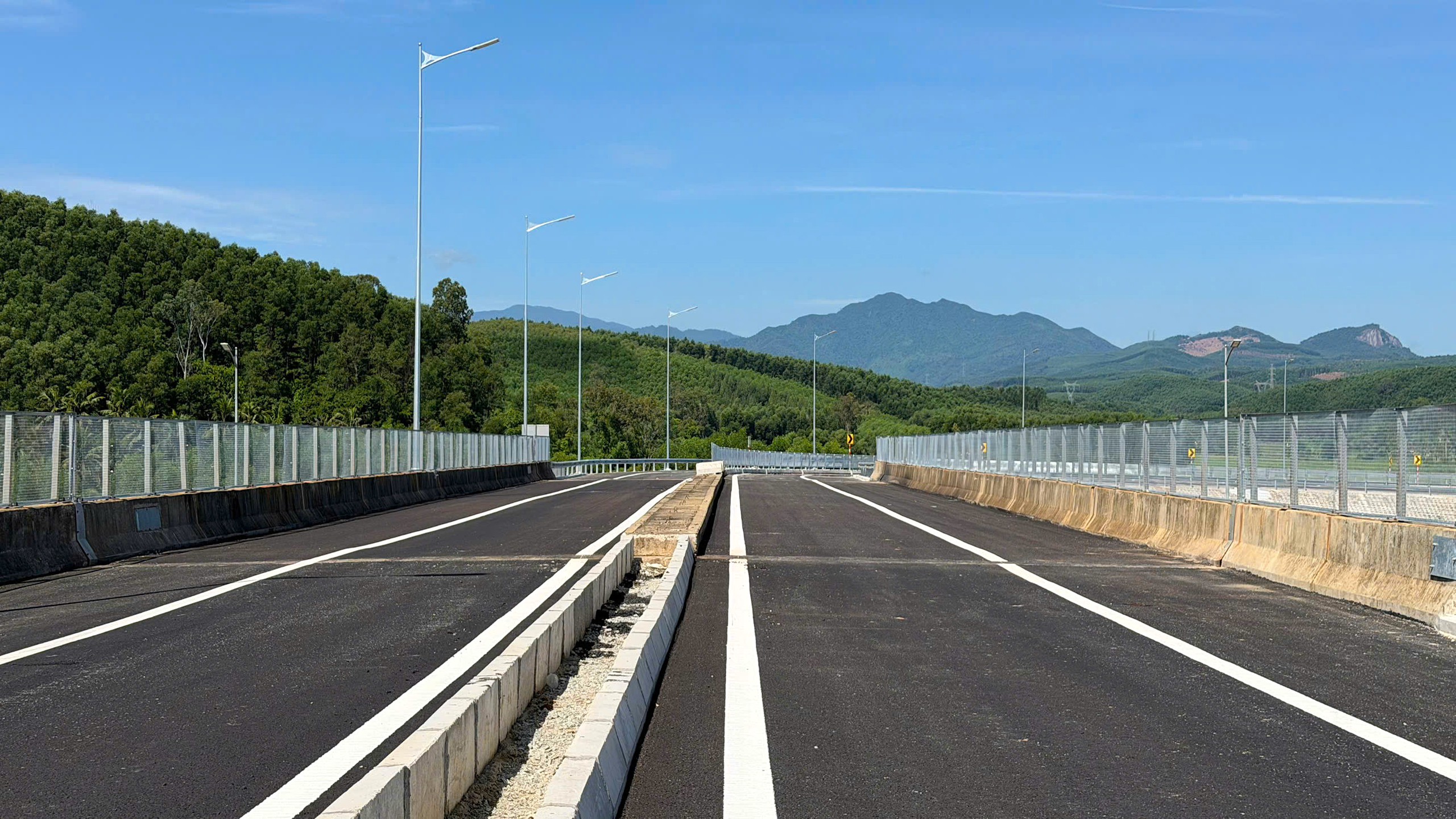 Cận cảnh n&uacute;t giao nối Dung Quất với cao tốc Bắc - Nam trước giờ th&ocirc;ng xe- Ảnh 3.