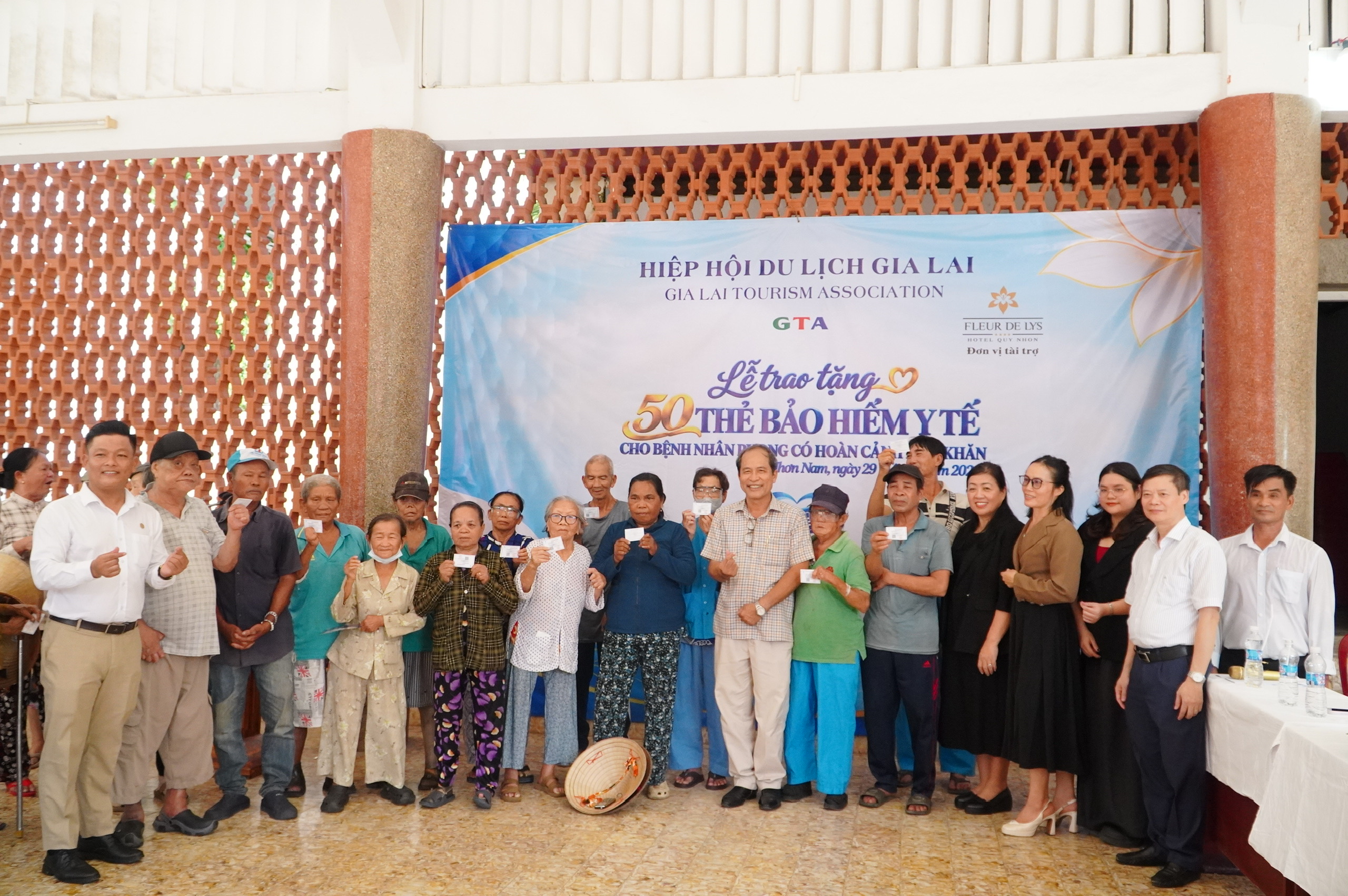 Gia Lai: Trao tặng thẻ BHYT cho bệnh nh&acirc;n phong c&oacute; ho&agrave;n cảnh kh&oacute; khăn- Ảnh 4.