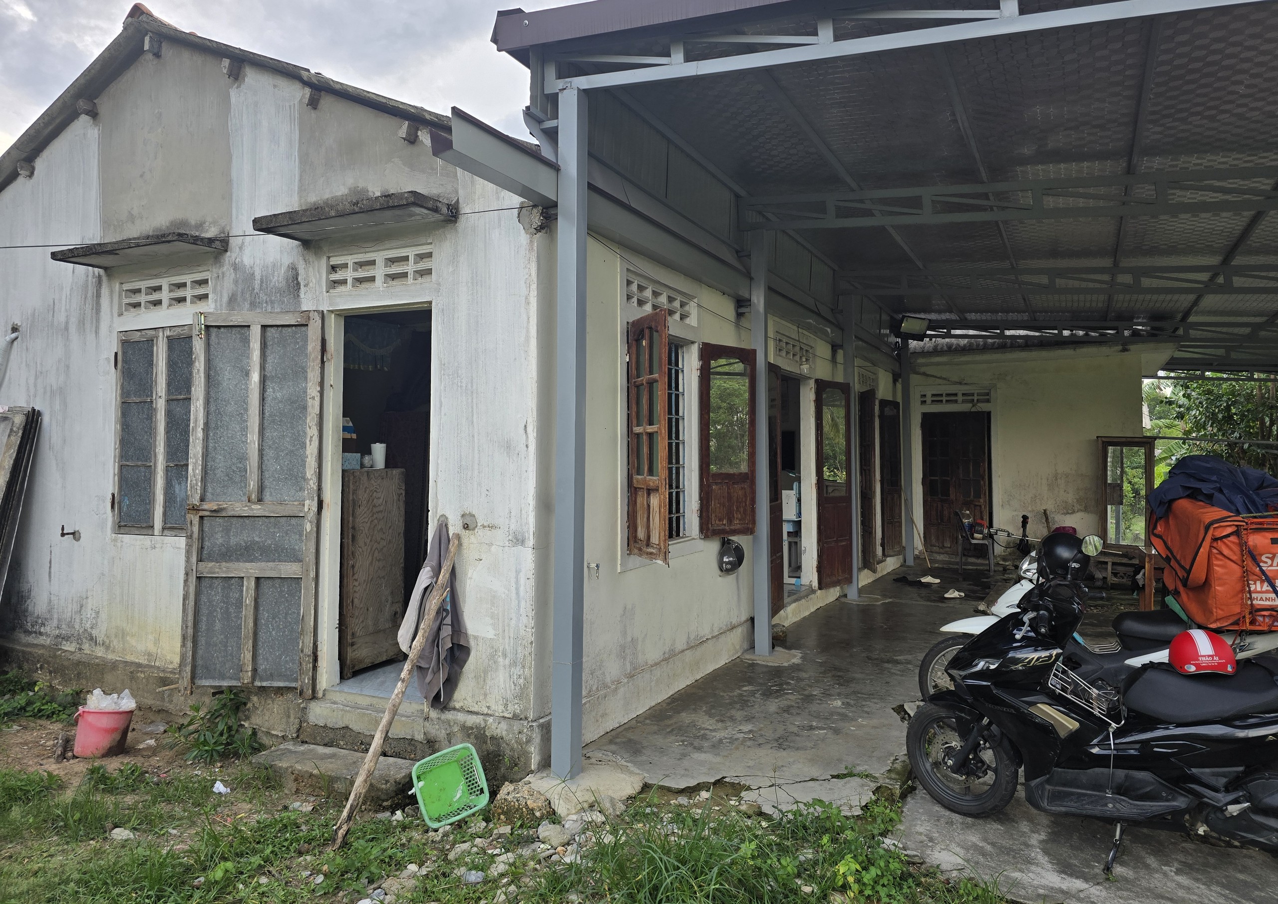 Ch&iacute;n năm l&agrave;m shipper nu&ocirc;i cha nằm liệt giường - Ảnh 2.