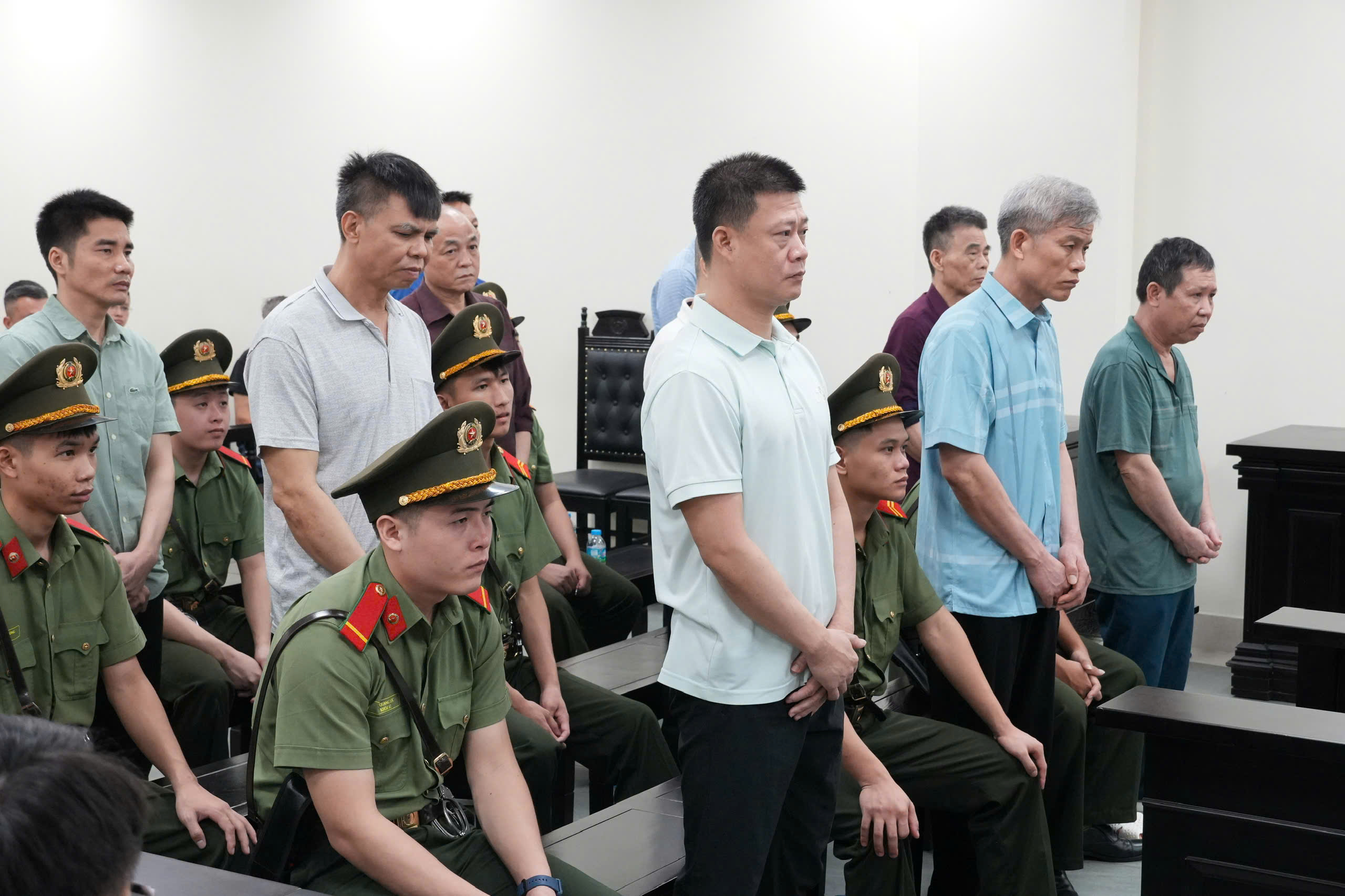 Cựu Ph&oacute; B&iacute; thư Tỉnh đo&agrave;n Y&ecirc;n B&aacute;i lĩnh 16 năm 6 th&aacute;ng t&ugrave; sau khi vụ &aacute;n điều tra lại - Ảnh 1.