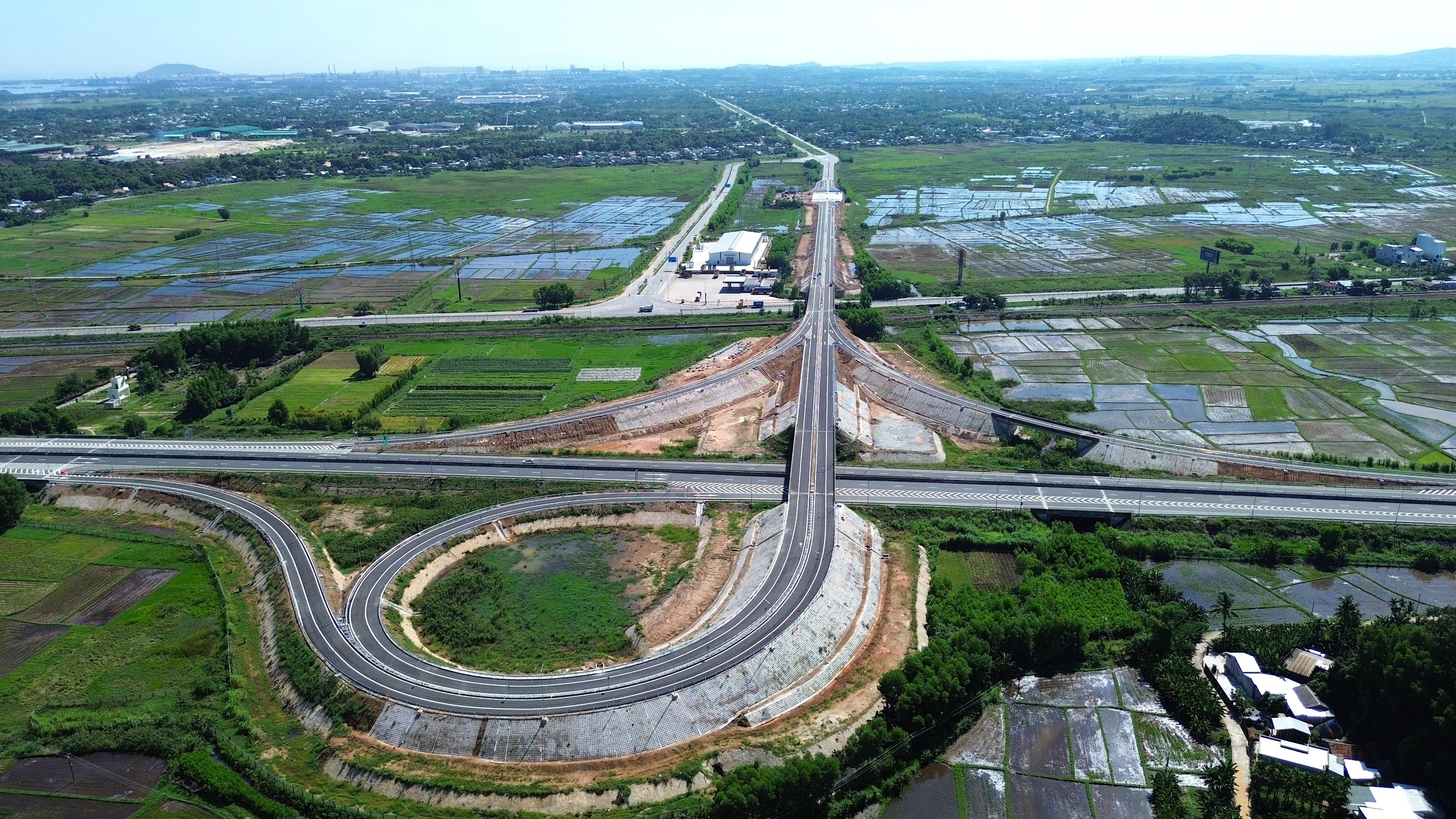Cận cảnh n&uacute;t giao nối Dung Quất với cao tốc Bắc - Nam trước giờ th&ocirc;ng xe- Ảnh 11.