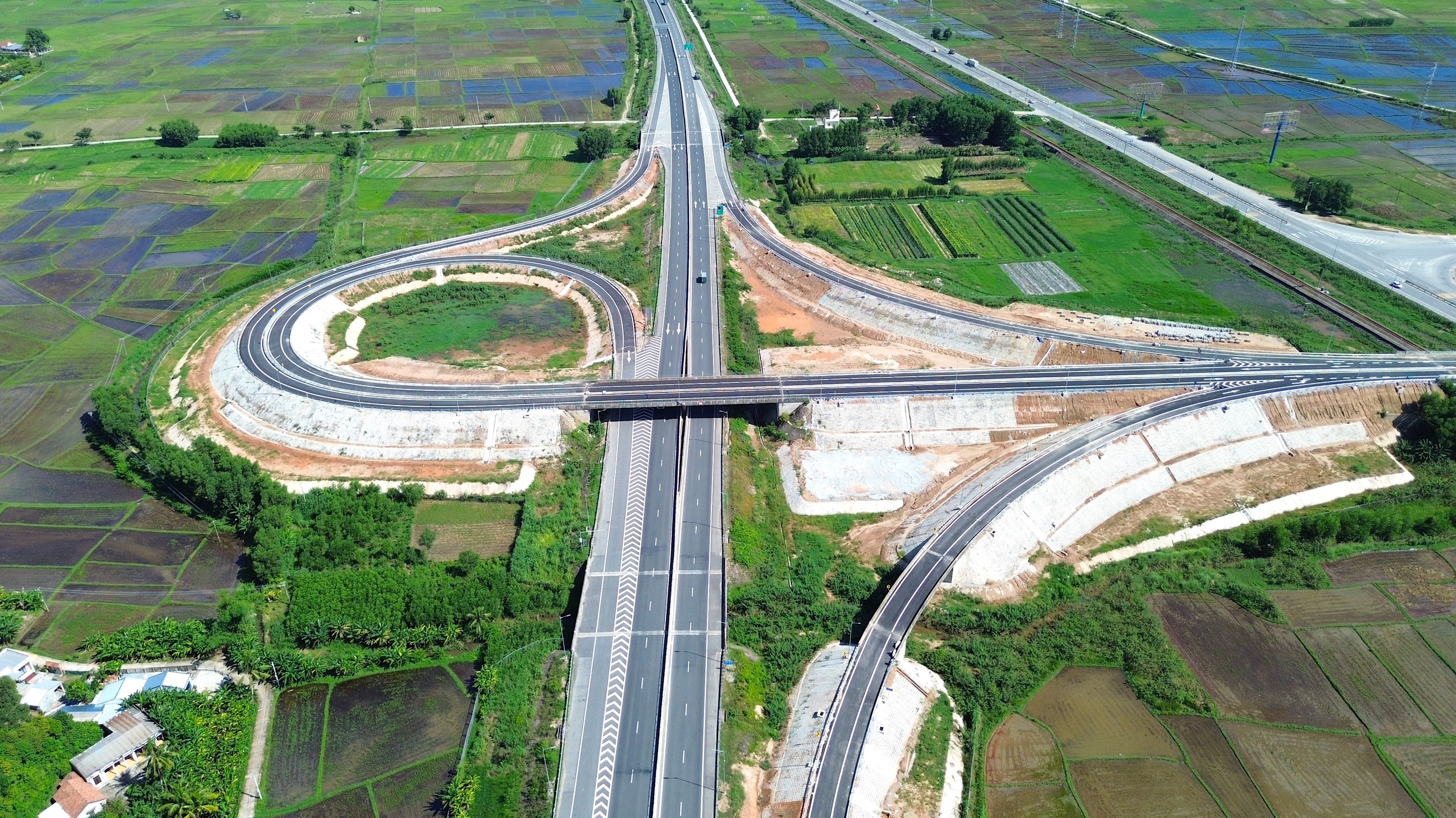Cận cảnh n&uacute;t giao nối Dung Quất với cao tốc Bắc - Nam trước giờ th&ocirc;ng xe- Ảnh 7.