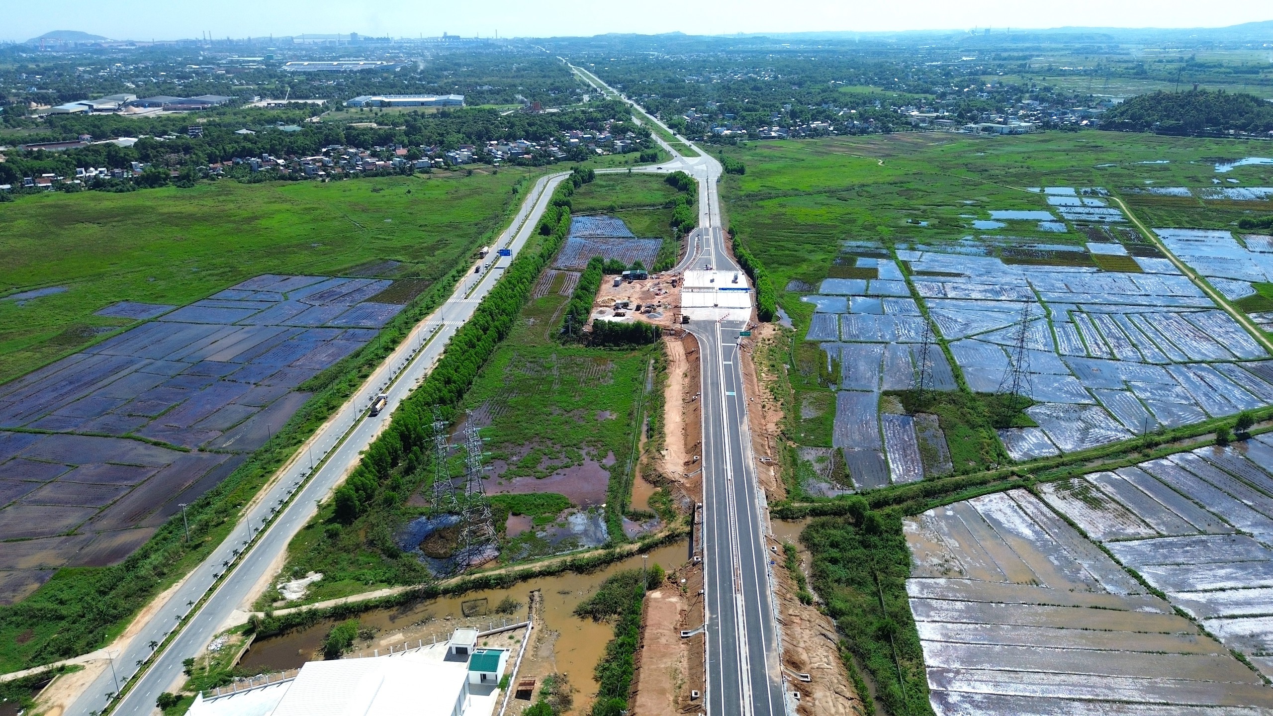 Cận cảnh n&uacute;t giao nối Dung Quất với cao tốc Bắc - Nam trước giờ th&ocirc;ng xe- Ảnh 10.