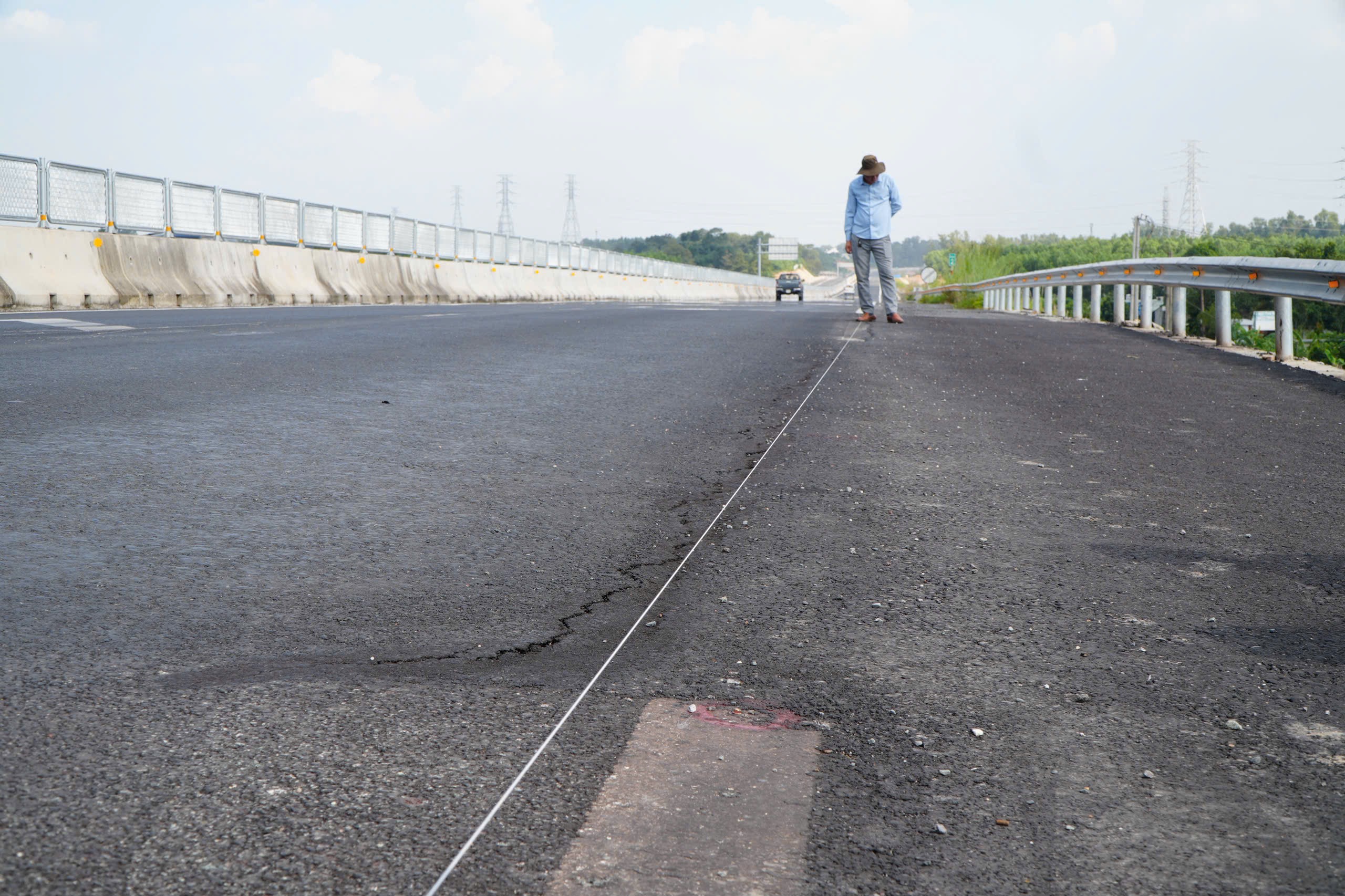 T&igrave;m phương &aacute;n xử l&yacute; vết nứt, sụt l&uacute;n tr&ecirc;n cao tốc Bi&ecirc;n H&ograve;a - Vũng T&agrave;u đoạn gần s&ocirc;ng Bu&ocirc;ng- Ảnh 1.