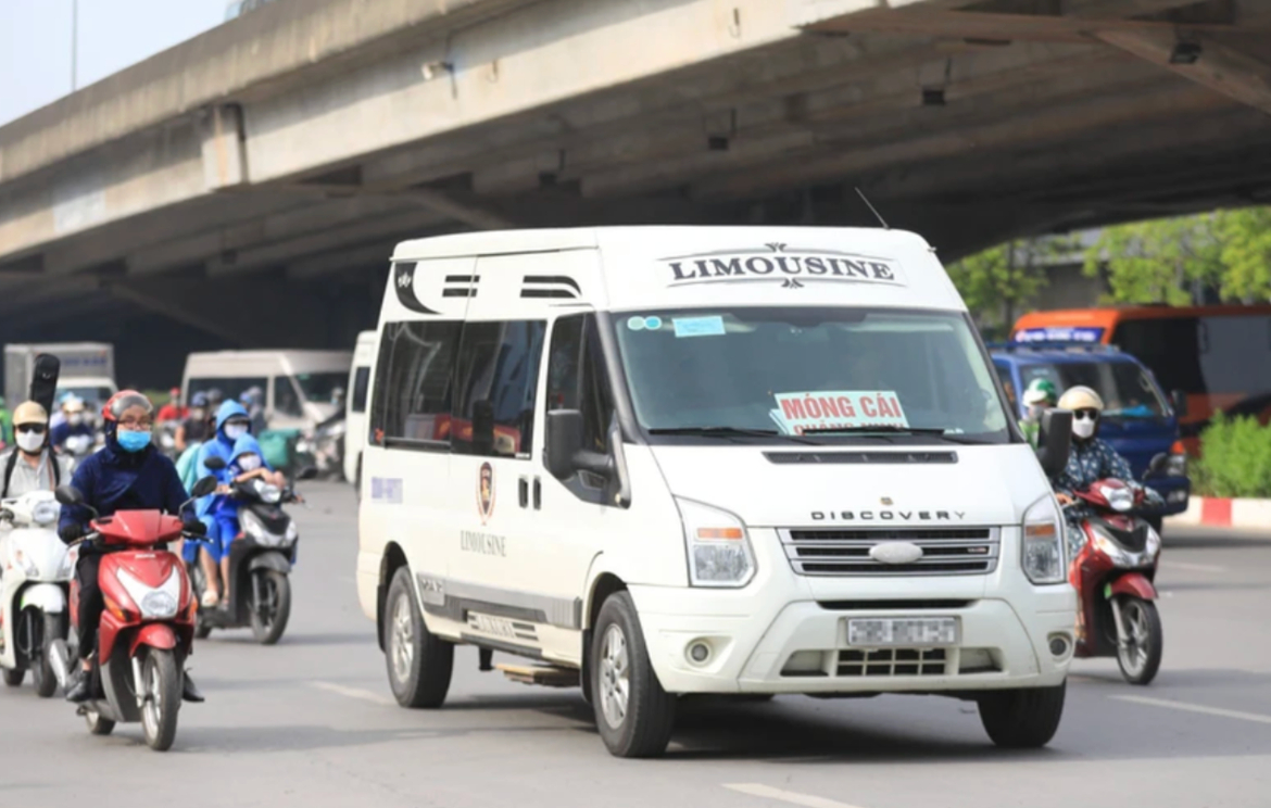 Xử nghi&ecirc;m xe biển trắng kinh doanh vận tải chui - Ảnh 1.