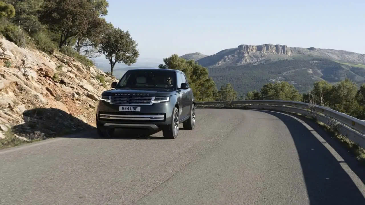 Range Rover điện đầu ti&ecirc;n chạy 536km mỗi lần sạc- Ảnh 1.