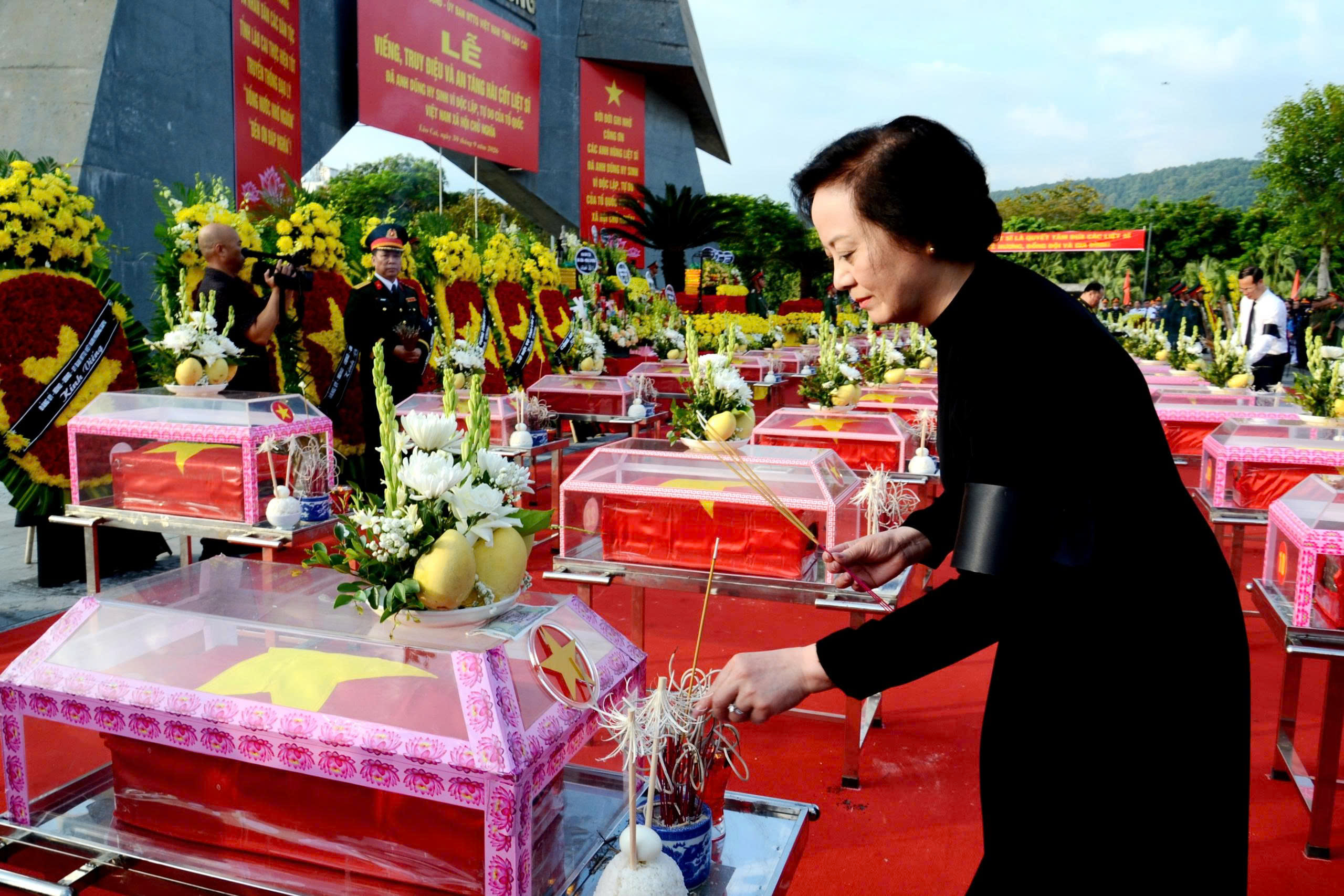 X&uacute;c động lễ truy điệu v&agrave; an t&aacute;ng 71 h&agrave;i cốt liệt sĩ ở L&agrave;o Cai- Ảnh 5.