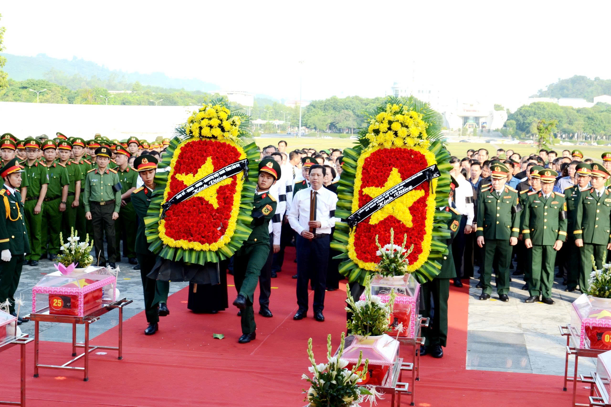 X&uacute;c động lễ truy điệu v&agrave; an t&aacute;ng 71 h&agrave;i cốt liệt sĩ ở L&agrave;o Cai- Ảnh 4.
