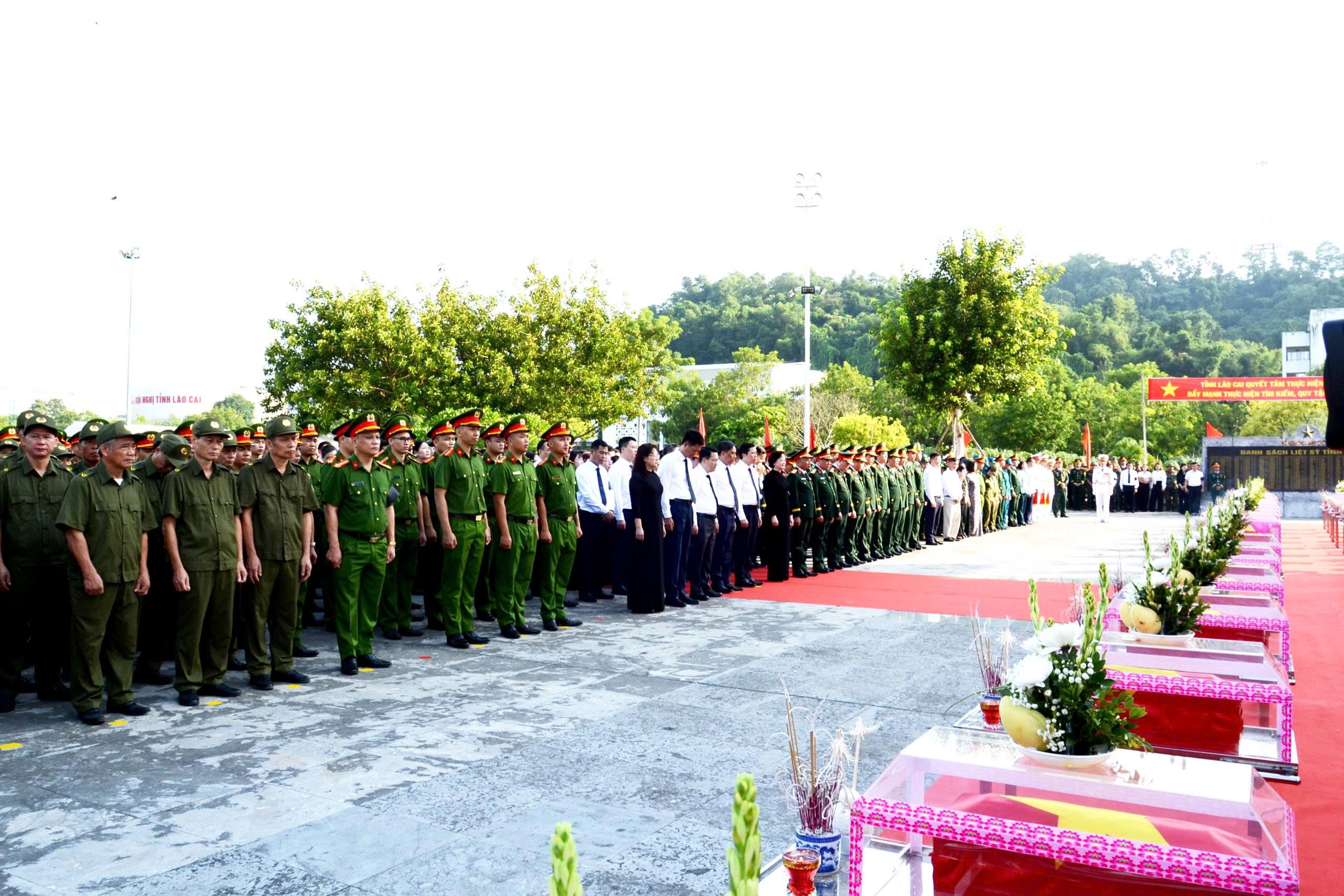 X&uacute;c động lễ truy điệu v&agrave; an t&aacute;ng 71 h&agrave;i cốt liệt sĩ ở L&agrave;o Cai- Ảnh 6.