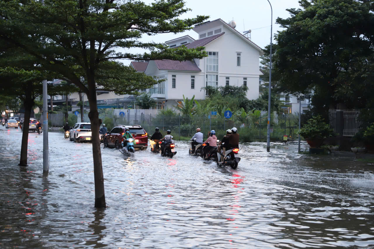 Triều cường d&acirc;ng cao, nhiều tuyến đường ph&iacute;a Nam TP.HCM ngập s&acirc;u- Ảnh 7.