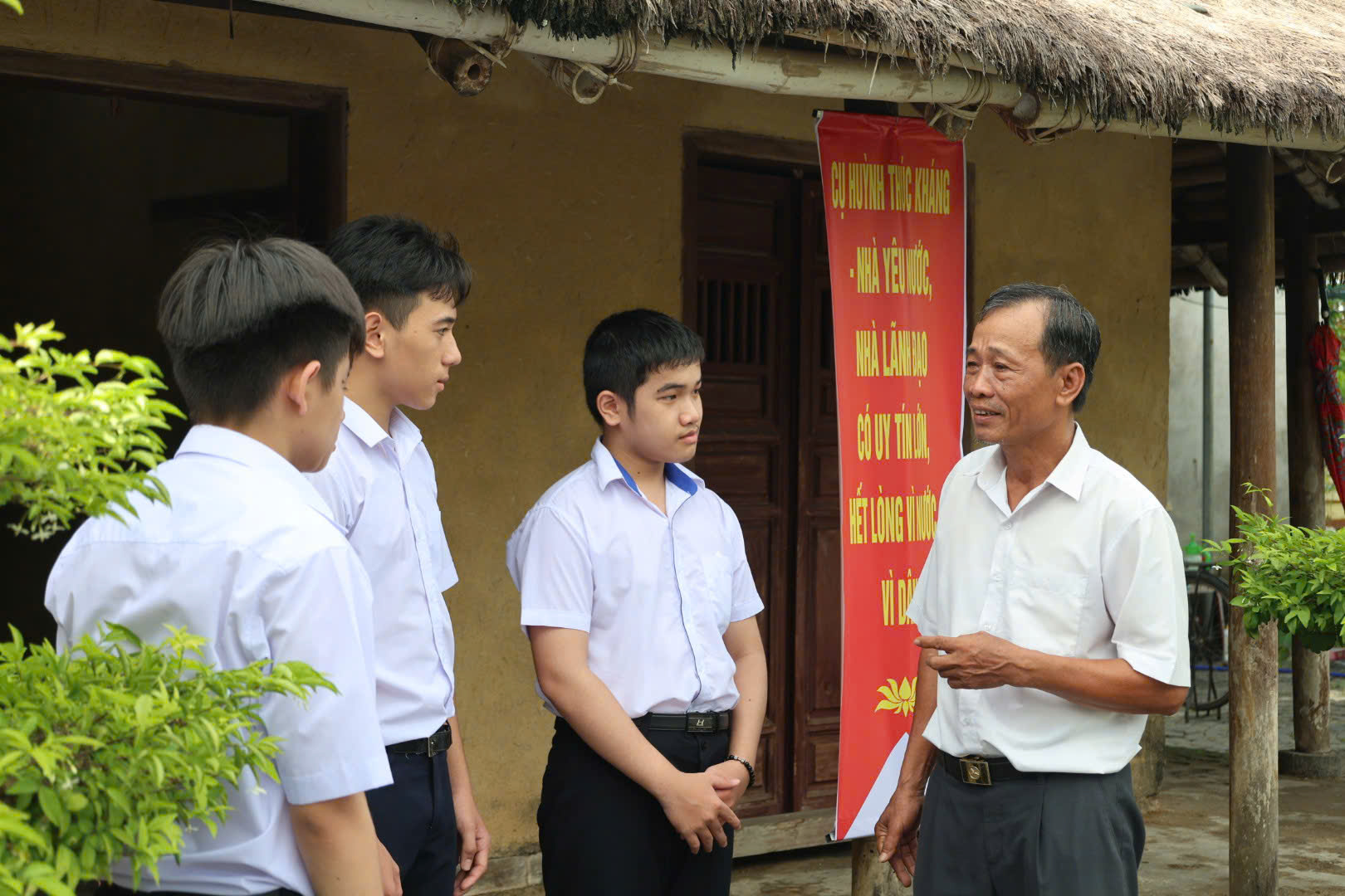 Thăm ng&ocirc;i nh&agrave; cụ Huỳnh Th&uacute;c Kh&aacute;ng từng sống, cống hiến đến cuối đời ở Quảng Ng&atilde;i- Ảnh 3.