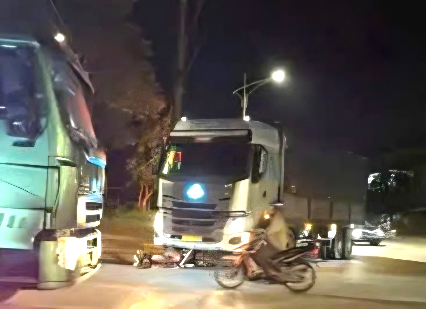 Hai người bị thương sau va chạm giữa &ocirc; t&ocirc; tải v&agrave; xe m&aacute;y tại Hưng Y&ecirc;n- Ảnh 1.