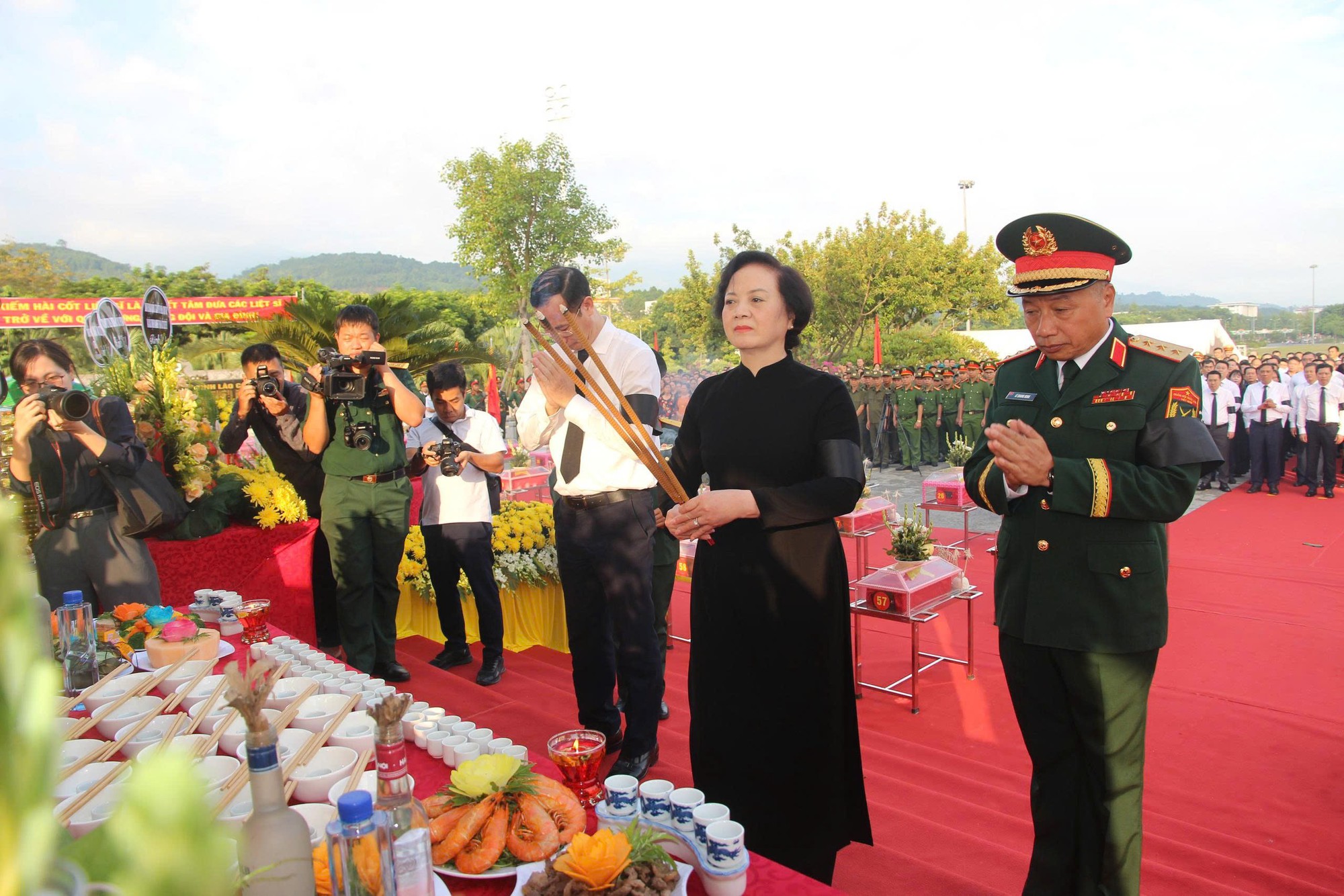 X&uacute;c động lễ truy điệu v&agrave; an t&aacute;ng 71 h&agrave;i cốt liệt sĩ ở L&agrave;o Cai- Ảnh 1.