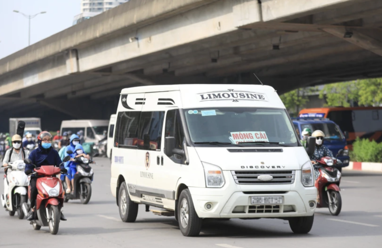 Xe biển trắng chở kh&aacute;ch thu tiền: Kh&ocirc;ng thể đứng ngo&agrave;i khu&ocirc;n khổ ph&aacute;p luật - Ảnh 1.