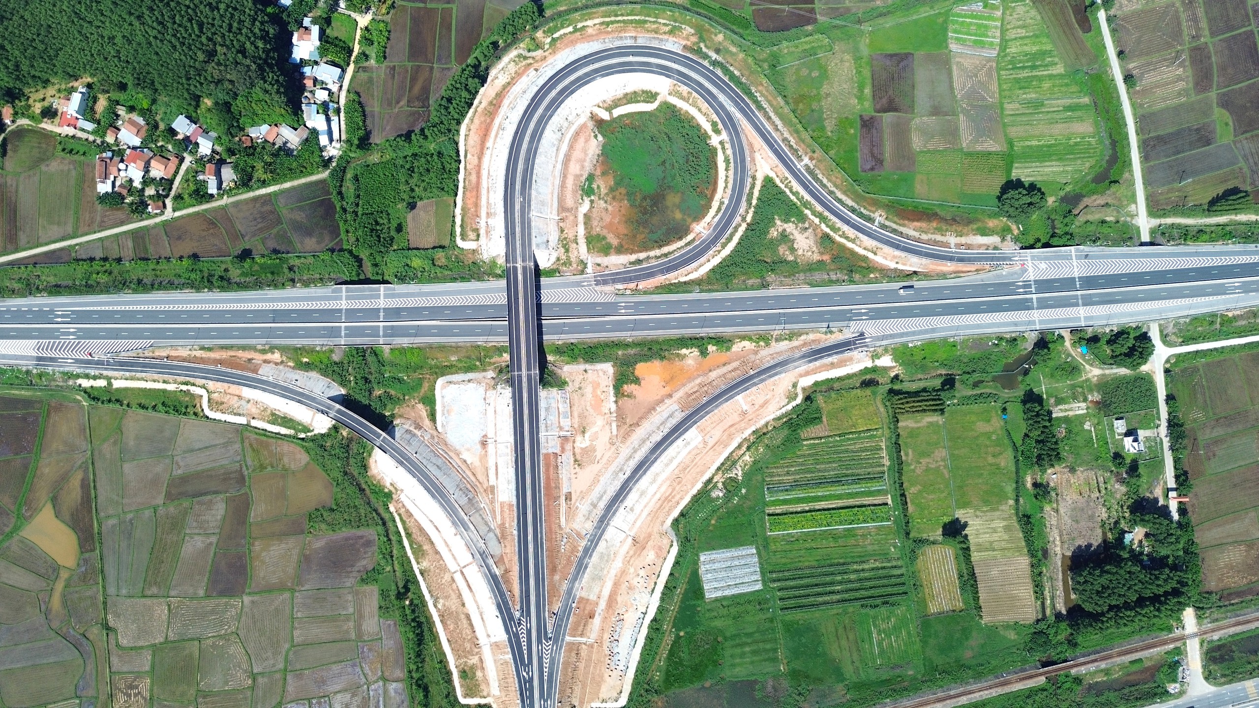 Cận cảnh n&uacute;t giao nối Dung Quất với cao tốc Bắc - Nam trước giờ th&ocirc;ng xe- Ảnh 9.