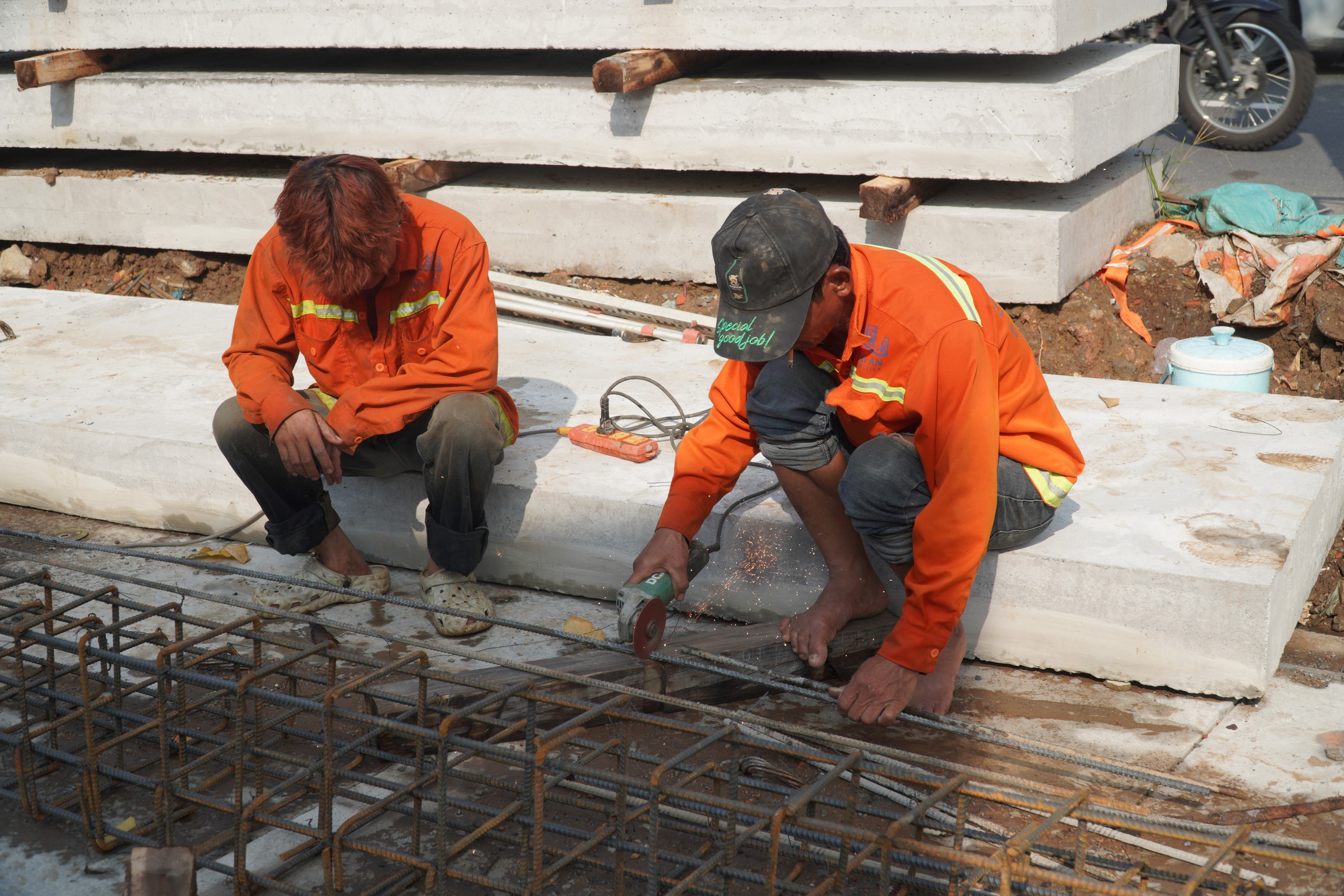 TP.HCM: Hai đường gom được kỳ vọng giảm &ugrave;n tắc khu vực cầu K&ecirc;nh Tẻ hiện thi c&ocirc;ng ra sao?- Ảnh 2.