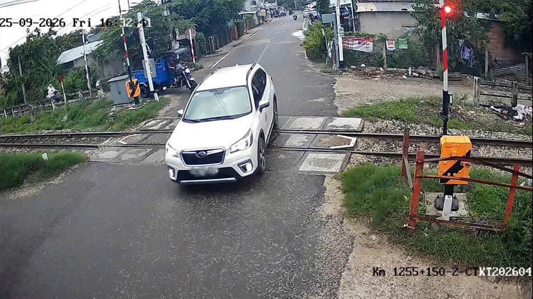 Kh&aacute;nh H&ograve;a: Xử l&yacute; t&agrave;i xế vượt đường ngang khi đ&egrave;n đỏ qua camera- Ảnh 1.