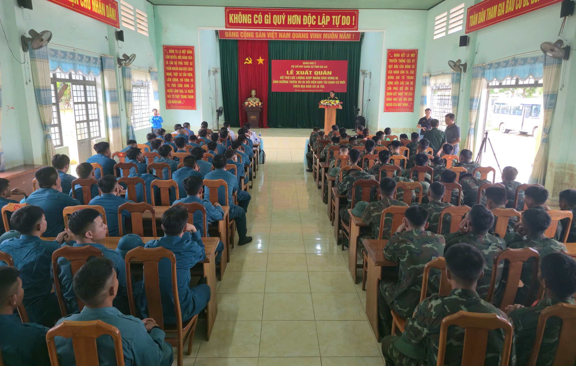 Gia Lai: Ra qu&acirc;n hỗ trợ gi&uacute;p d&acirc;n x&acirc;y nh&agrave; tr&aacute;nh thi&ecirc;n tai v&ugrave;ng rốn lũ s&ocirc;ng Ba- Ảnh 2.