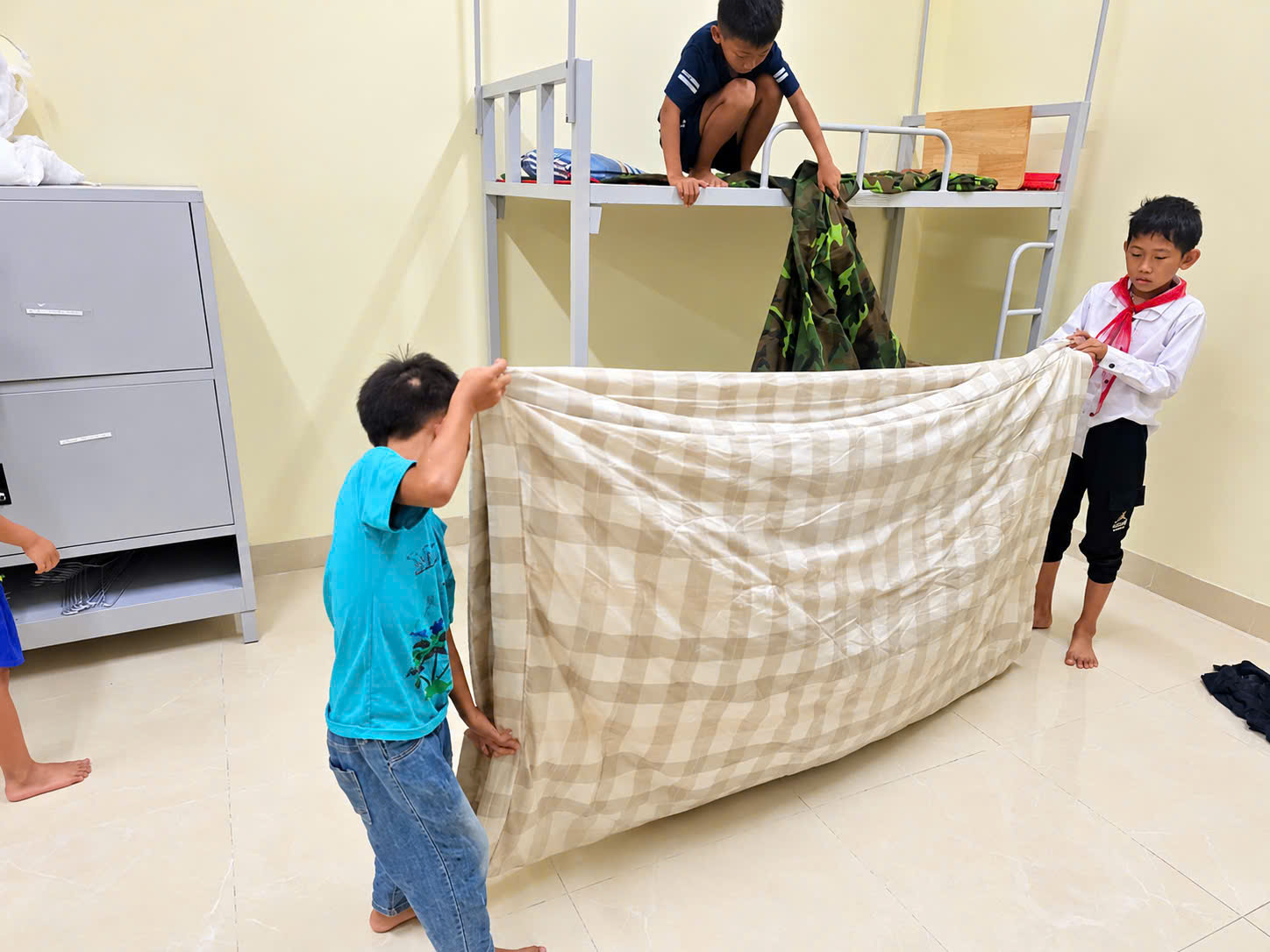 Tiếng kẻng l&uacute;c mờ s&aacute;ng nơi bi&ecirc;n cương  thức giấc c&ocirc; tr&ograve; đ&oacute;n ch&agrave;o năm học mới- Ảnh 7.